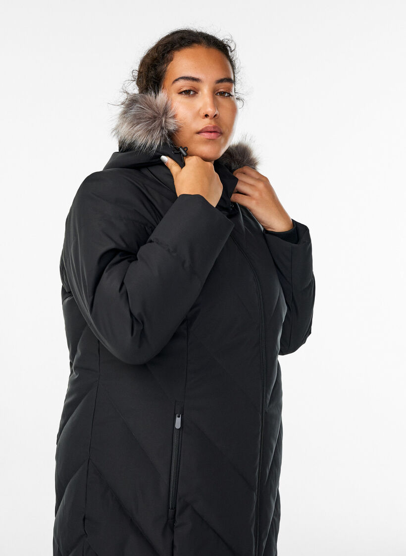 L&aring;ng vinterkappa med hyskkn&auml;ppning och krage i fuskp&auml;ls, Svart, Model image number 3