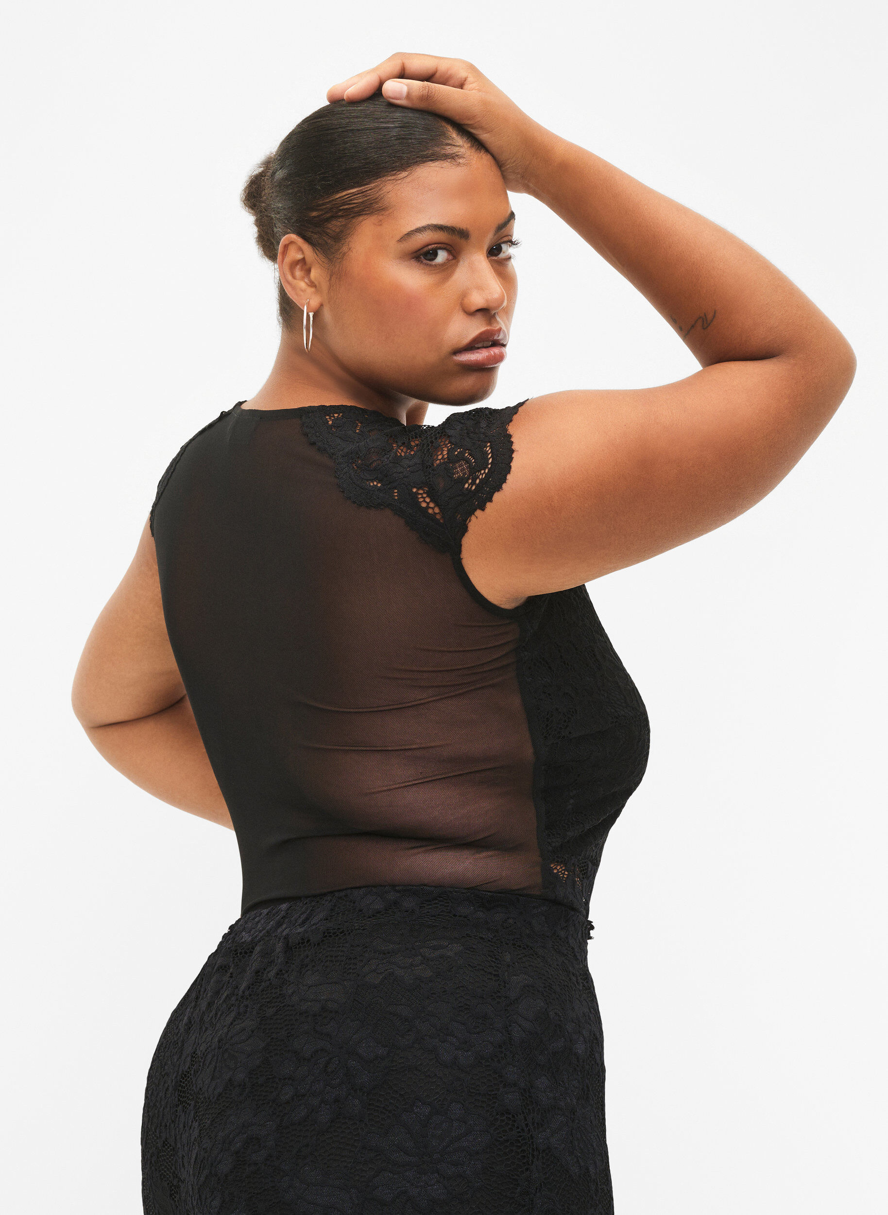 Zizzi Kroppsstrumpa med spets och v-ringning, Black, Model image number 1