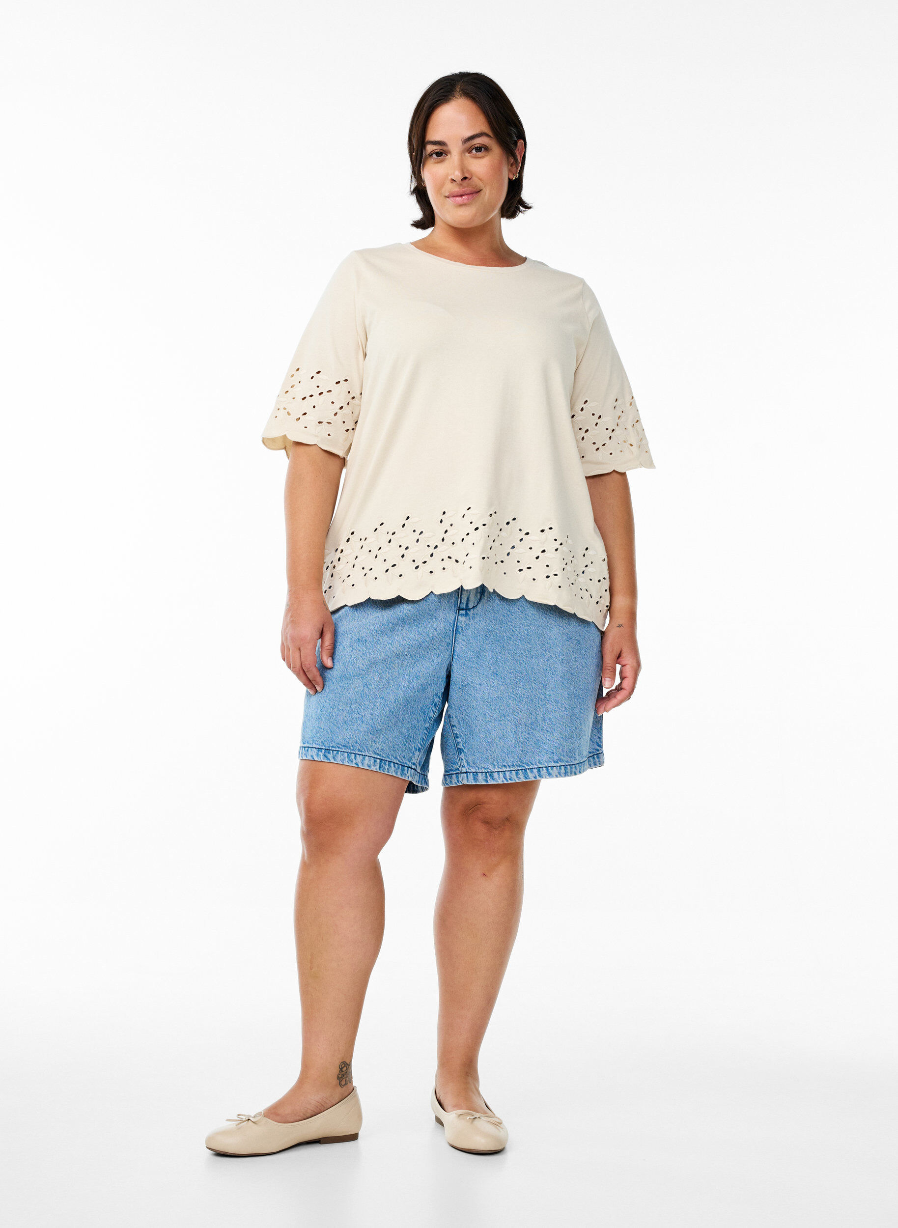 Zizzi T-shirt med broderie anglaise och skulpterade kanter, Beige, Model image number 1