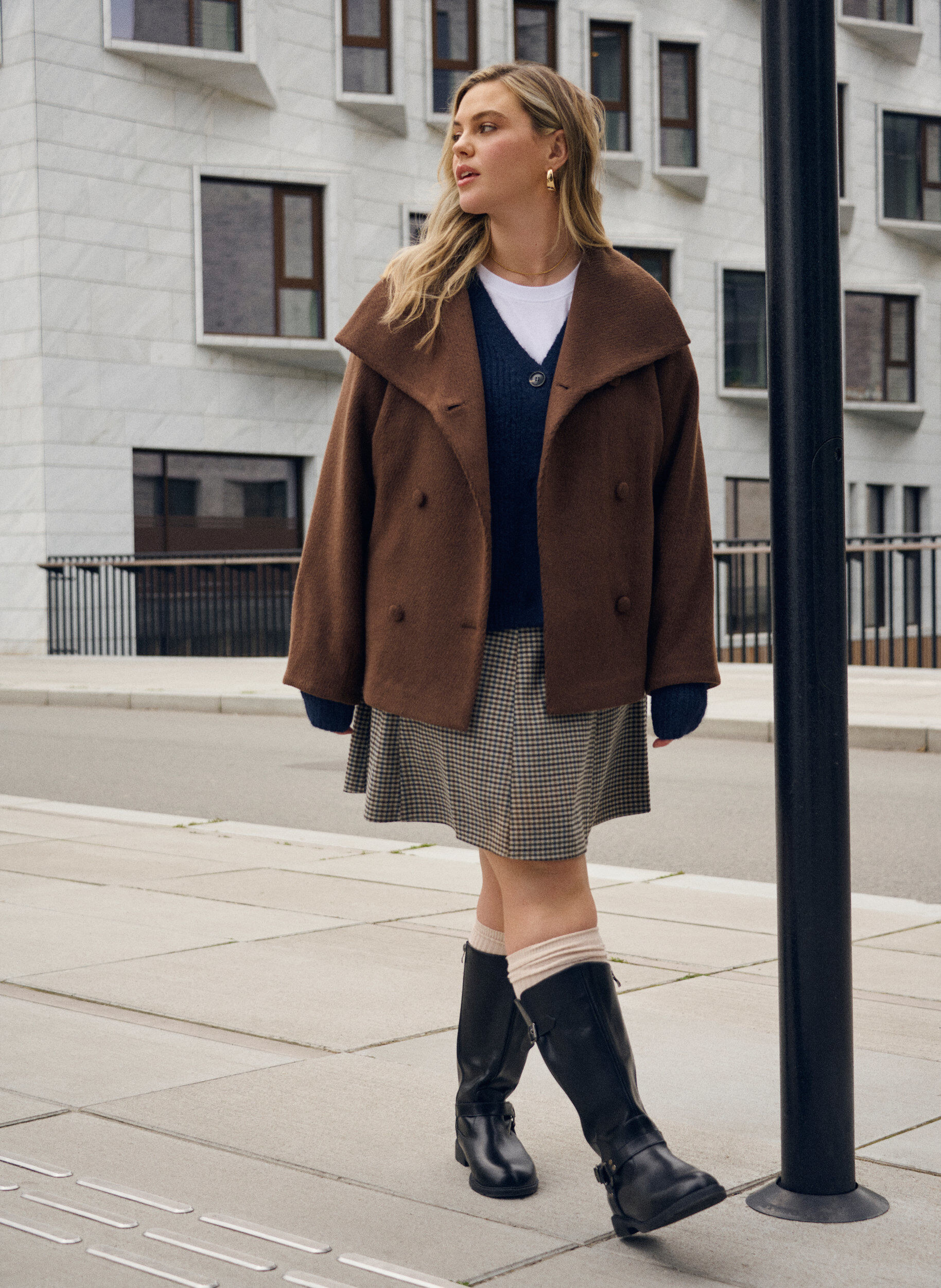 Zizzi Kort jacka med krage och tygkl&auml;dda knappar, Brun, Image image number 0