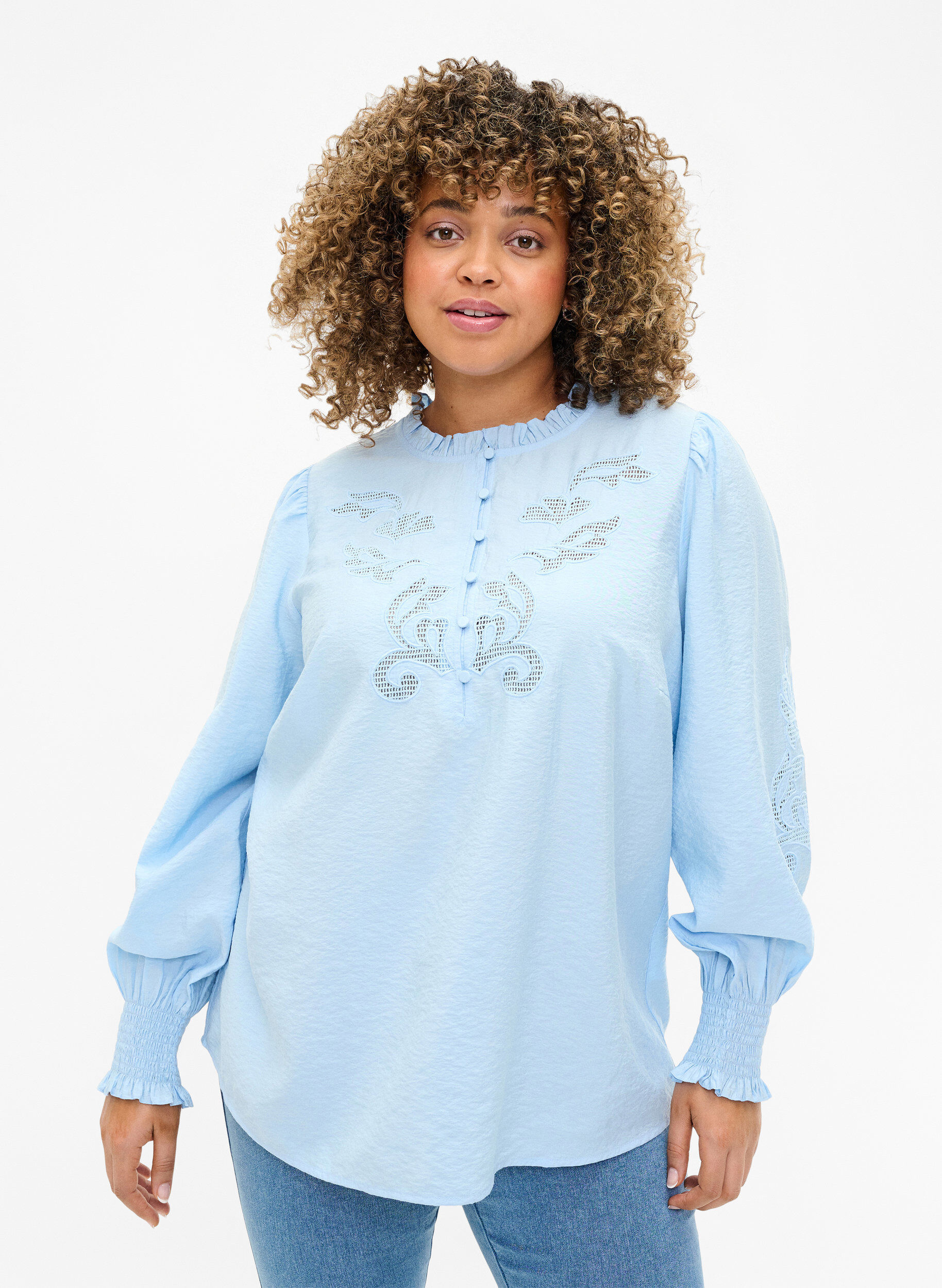 Zizzi Blus med volanger och Broderie anglaise, Chambray Blue, Model image number 0