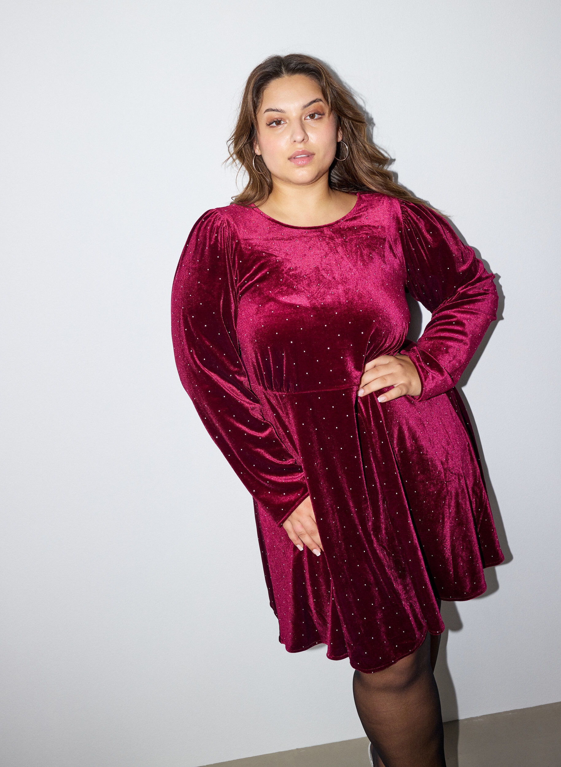 Sammetskl&auml;nning med strass och A-linjeform, R&ouml;d, Model