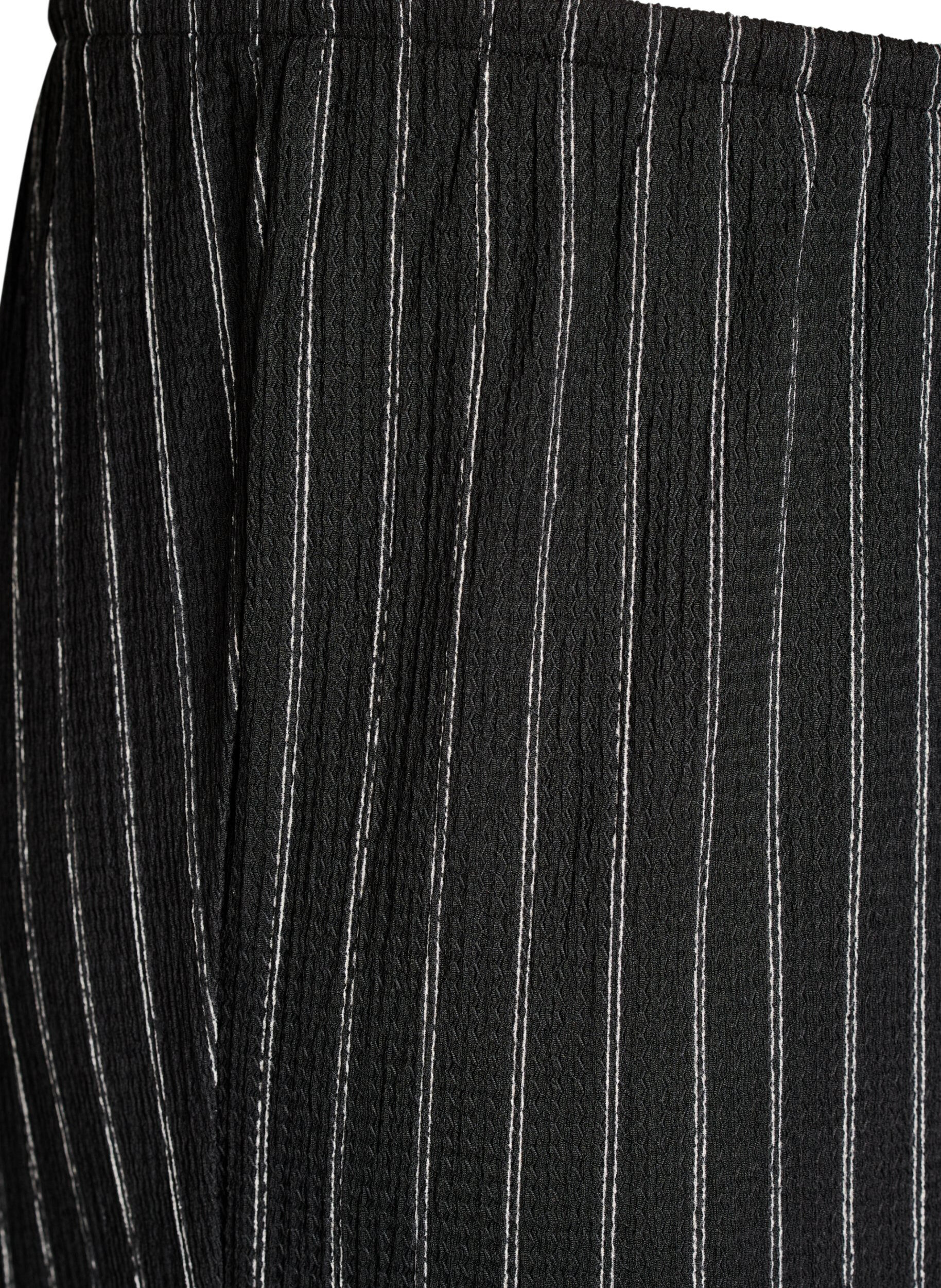 Zizzi Byxor med vida ben i ett l&auml;tt tyg med textur, Svart, Packshot image number 2