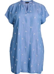 Kl&auml;nning i lyocell med denimlook och broderade blommor, Bl&aring;