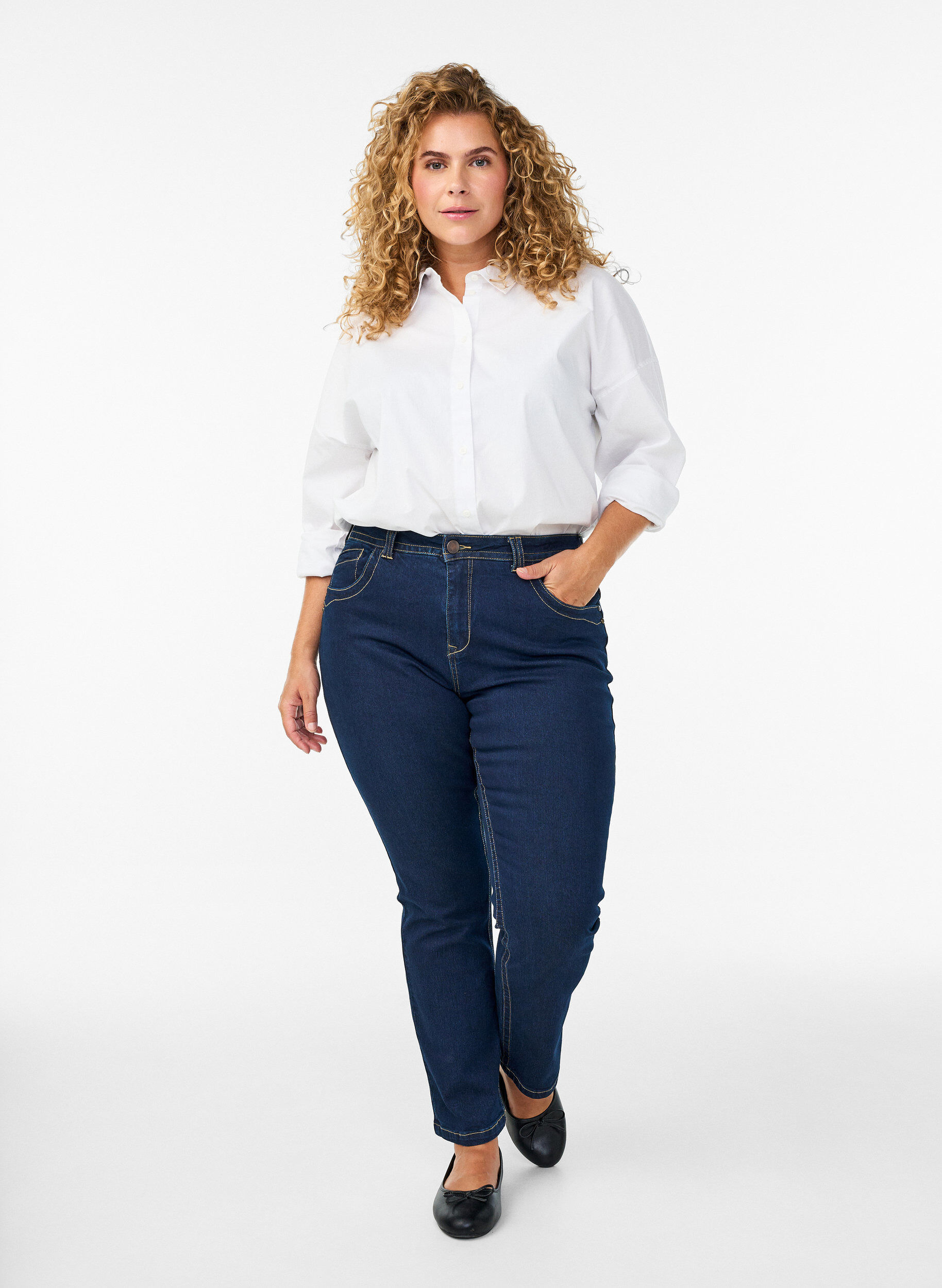 Slim fit Vilma jeans med h&ouml;g midja, Bl&aring;, Model