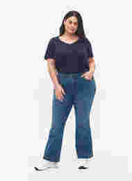 Högmidjade Ellen jeans med bootcut, Blue denim, Model