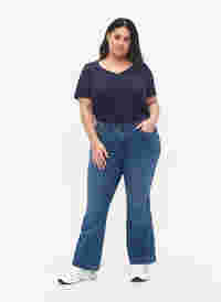 Högmidjade Ellen jeans med bootcut, Blue denim, Model