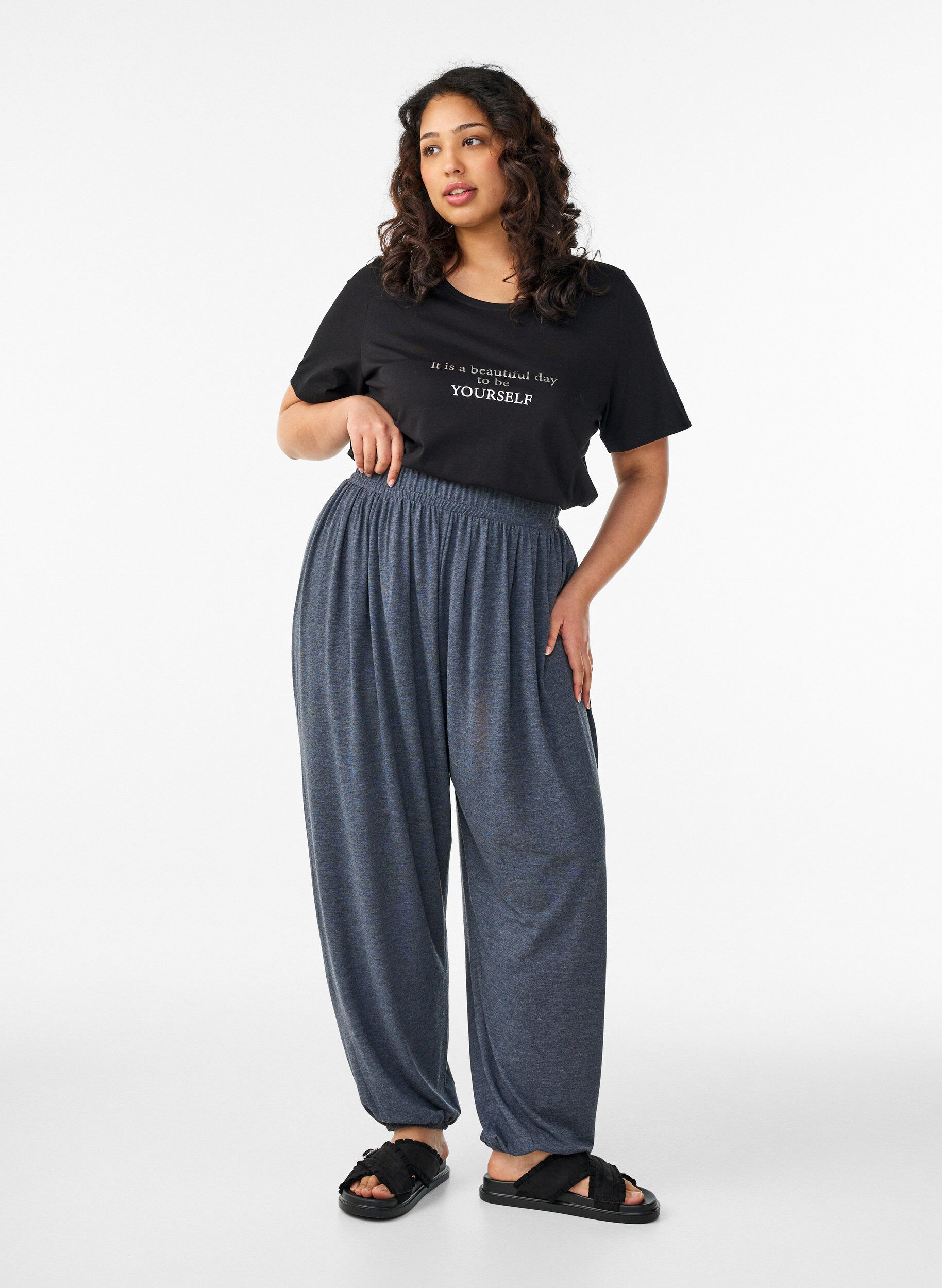 Zizzi T-shirt med tryck, Svart, Model image number 1