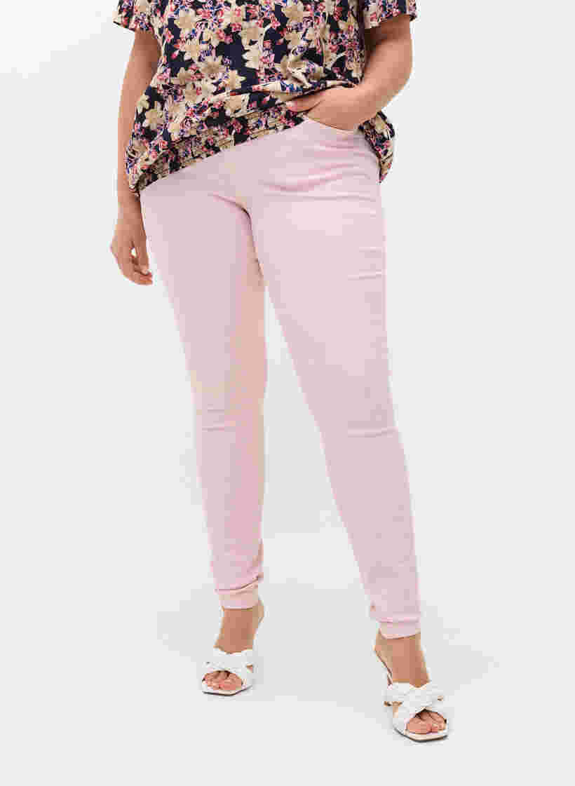 Super slim Amy jeans med hög midja, Chalk Pink, Model image number 2