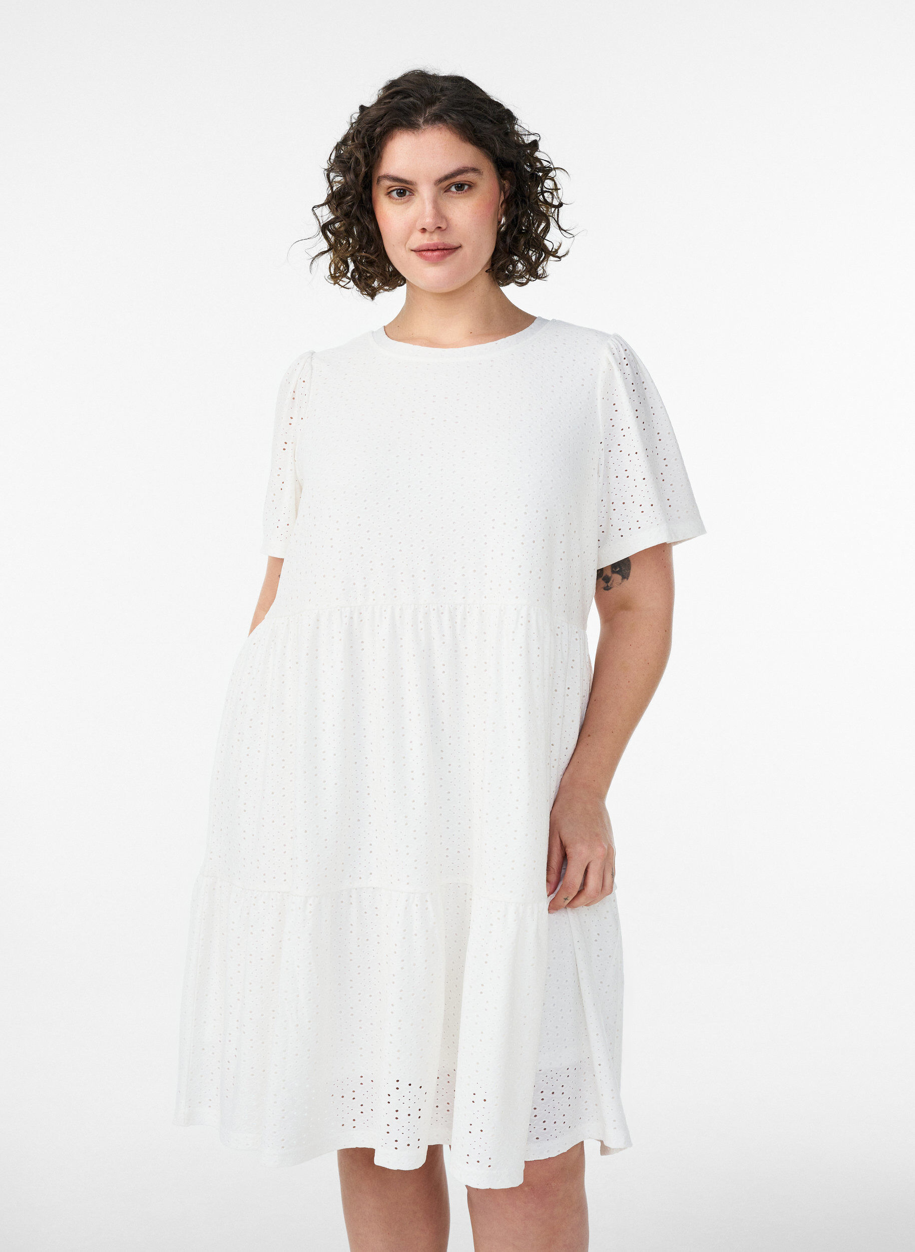 ZizziKort kl&auml;nning med spetsm&ouml;nster och lagerkjol, Vit, Model image number 0