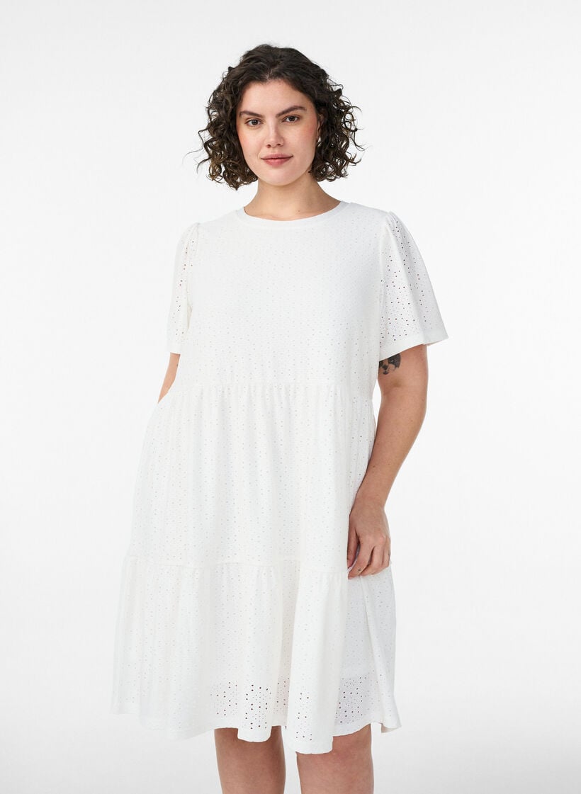 Kort kl&auml;nning med spetsm&ouml;nster och lagerkjol, Vit, Model image number 0