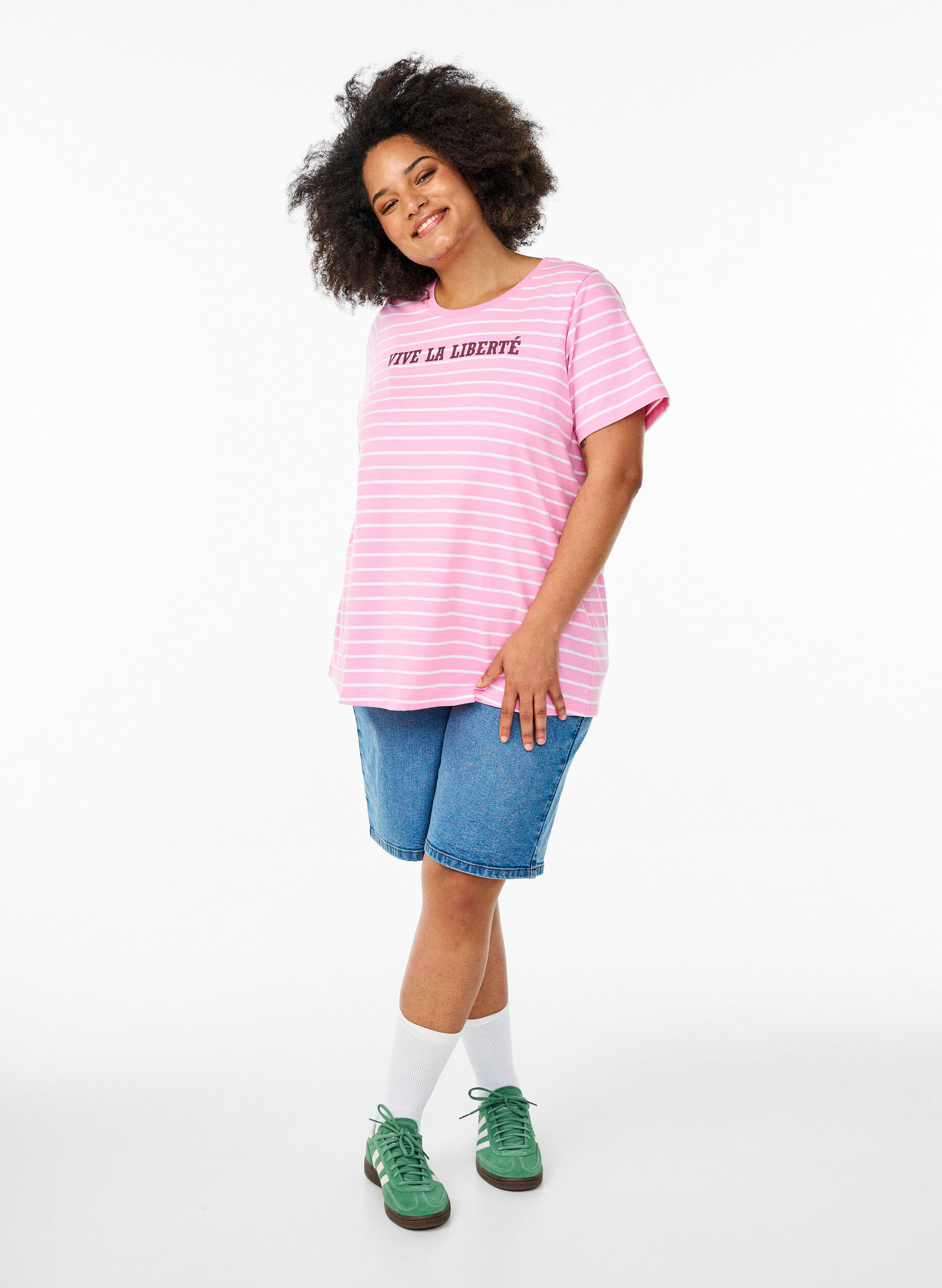 Zizzi Randig T-shirt med texttryck, Rosa, Model image number 1