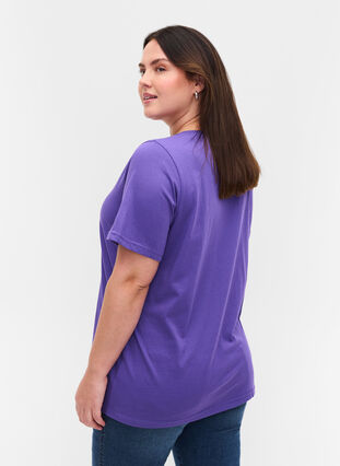 T-shirt i ekologisk bomull med v-ringning, Ultra Violet, Model image number 1