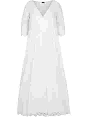 Brudklänning i spets med 3/4-ärmar 