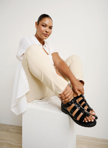 Sandal med bred passform i glänsande krokodilskinn, Black, Image image number 1