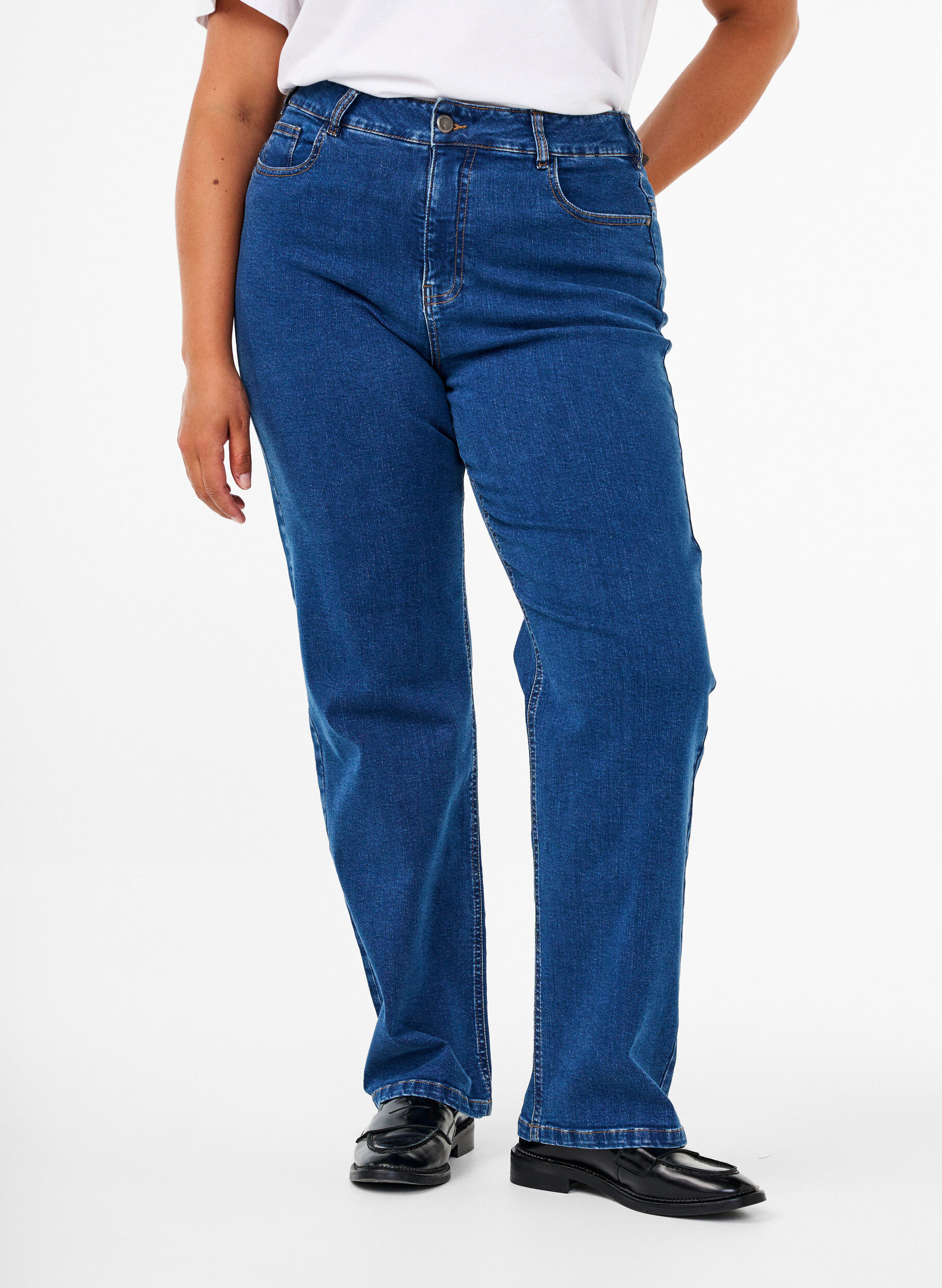 Zizzi Gemma-jeans med h&ouml;g midja och rak passform, Bl&aring;, Model image number 2