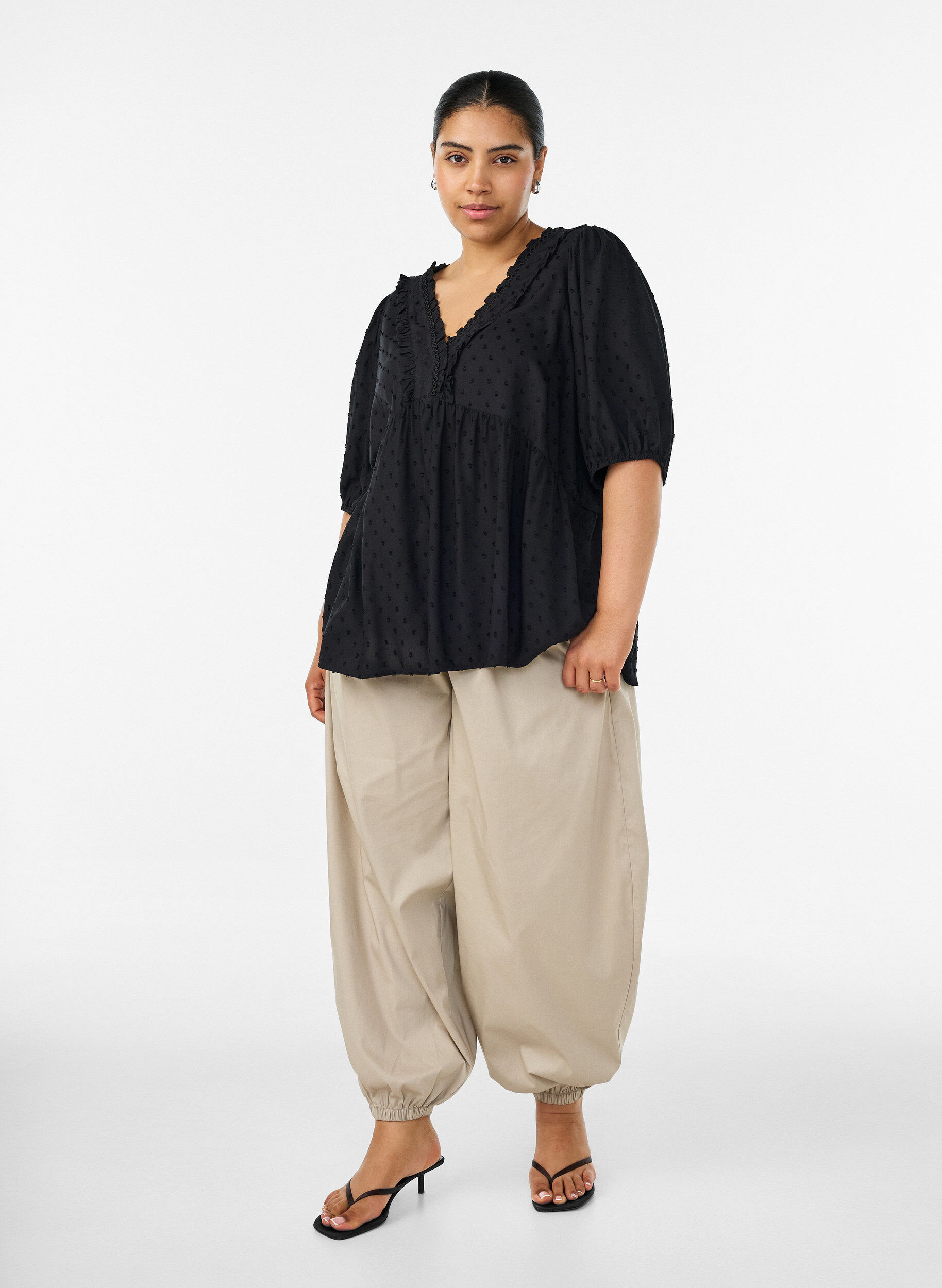 ZizziBlus i viskos med prickig textur och v-ringning, Svart, Model image number 1