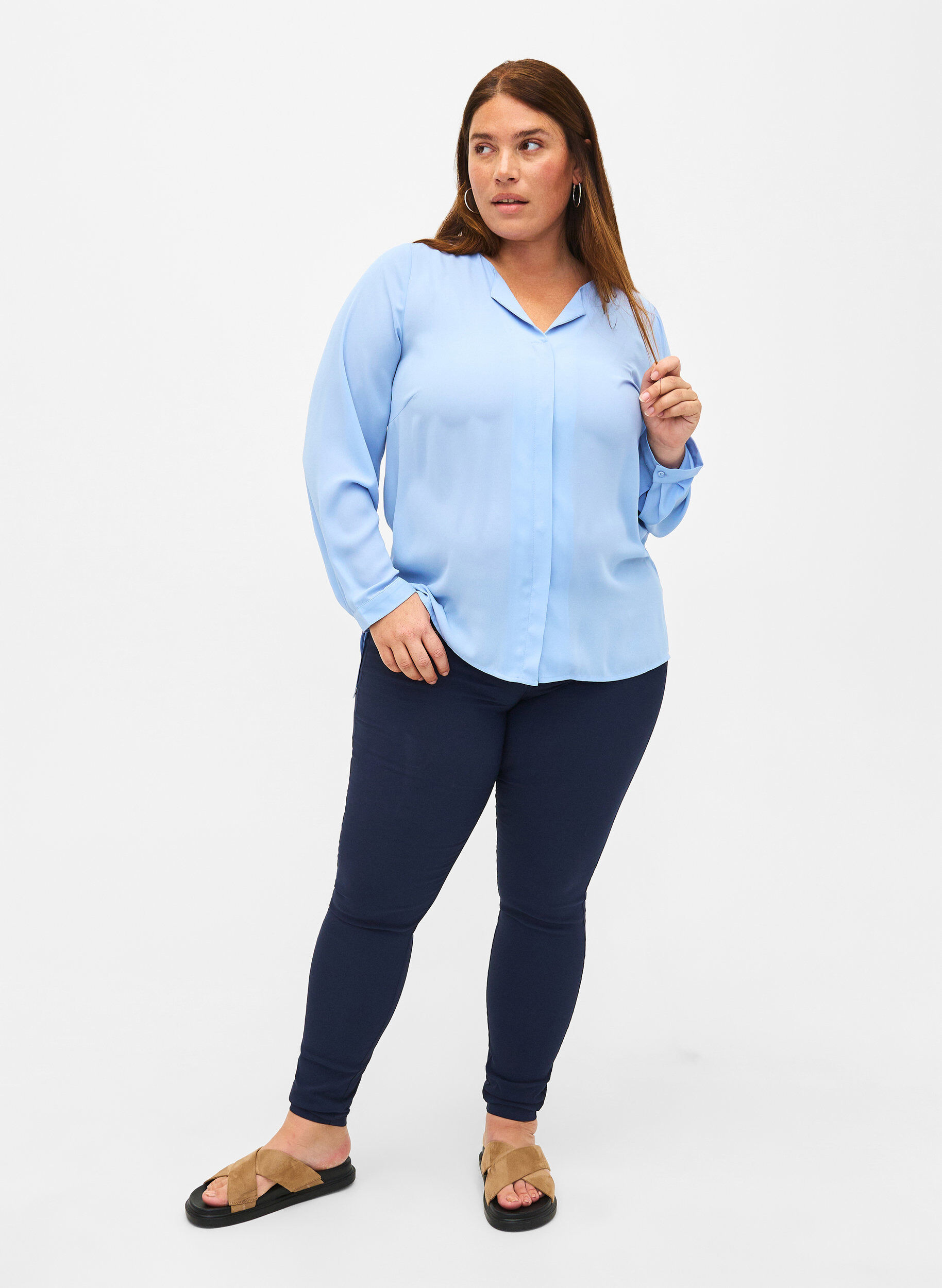 Zizzi Enf&auml;rgad skjorta med V-ringning, Serenity, Model image number 2