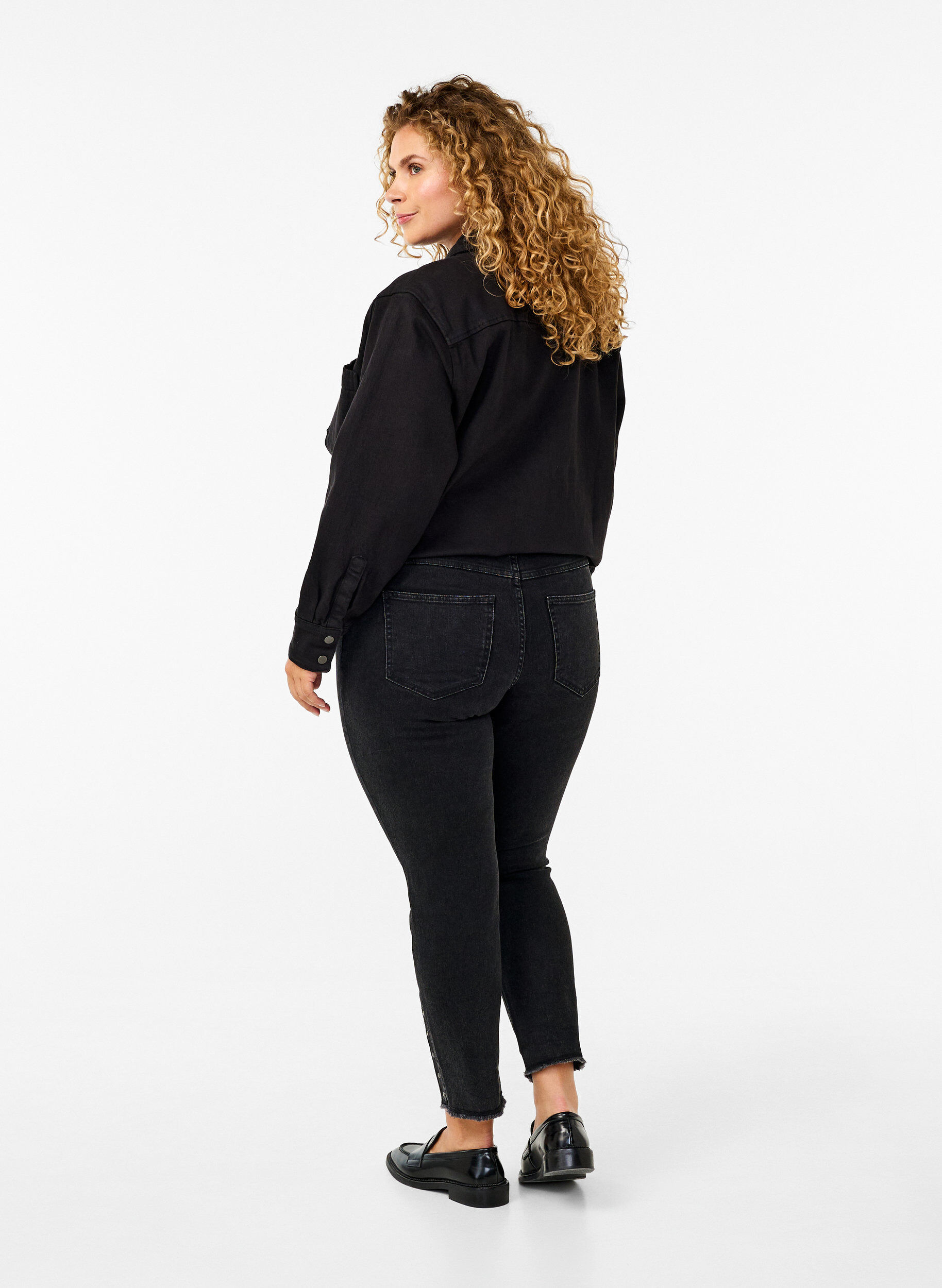 Zizzi Formklippta Emily jeans med fransig f&aring;ll, Dark Grey Denim, Model image number 1