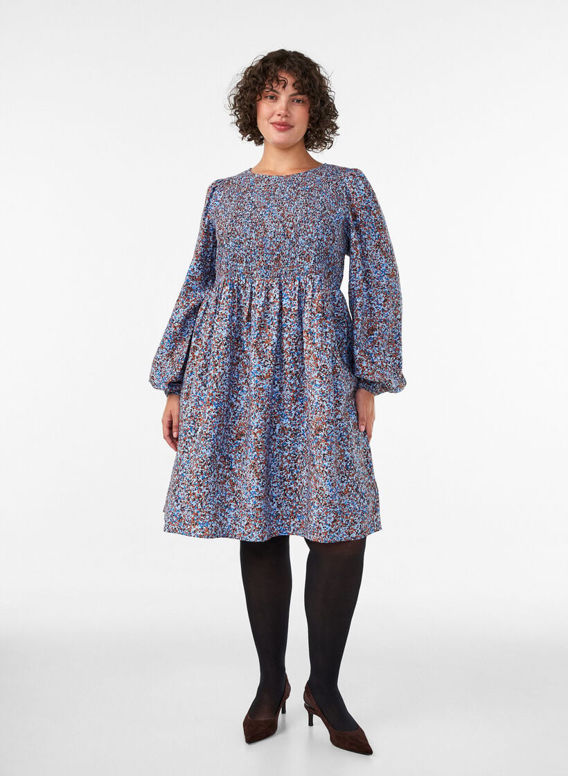 Kl&auml;nning i viskos med smock och helt&auml;ckande m&ouml;nster, Bl&aring;, Model image number 1