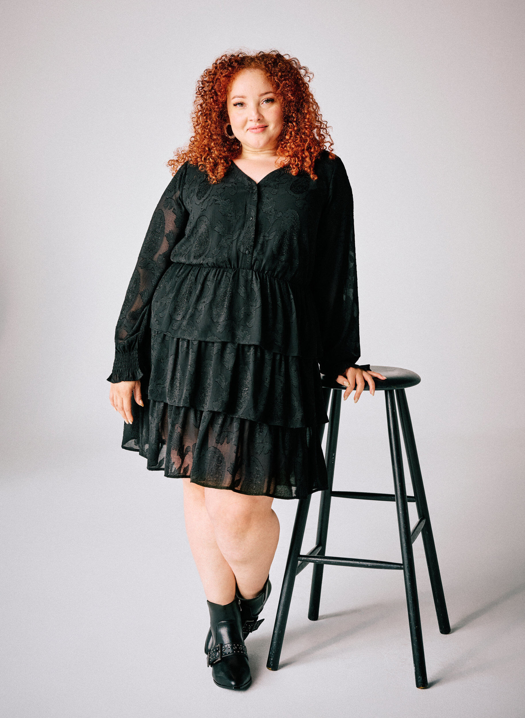 Zizzi Kort kl&auml;nning med volanger och strukturm&ouml;nster, Svart, Image image number 0