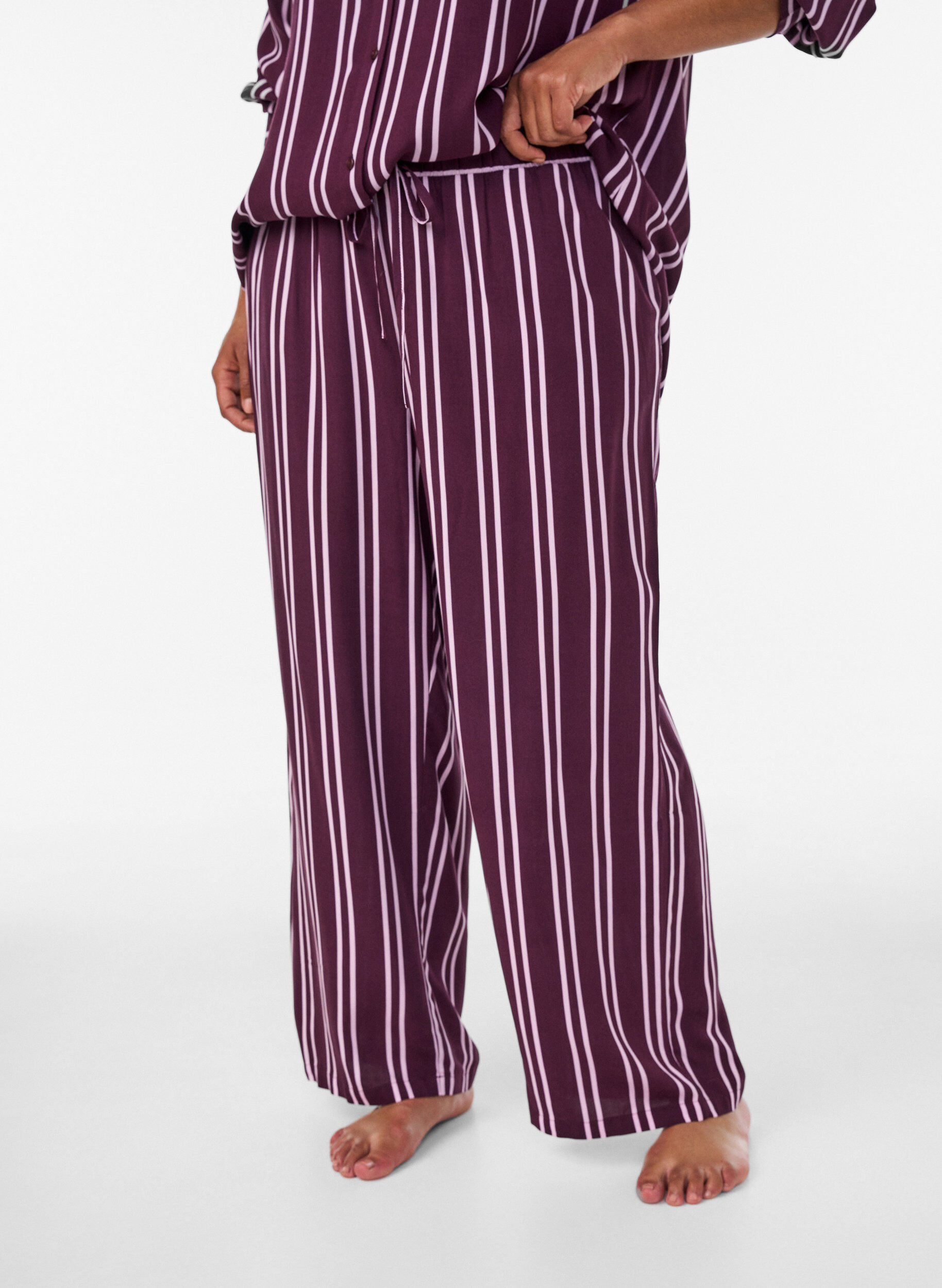 L&ouml;sa pyjamasbyxor med r&auml;nder, M&ouml;rk Bordeaux, Model