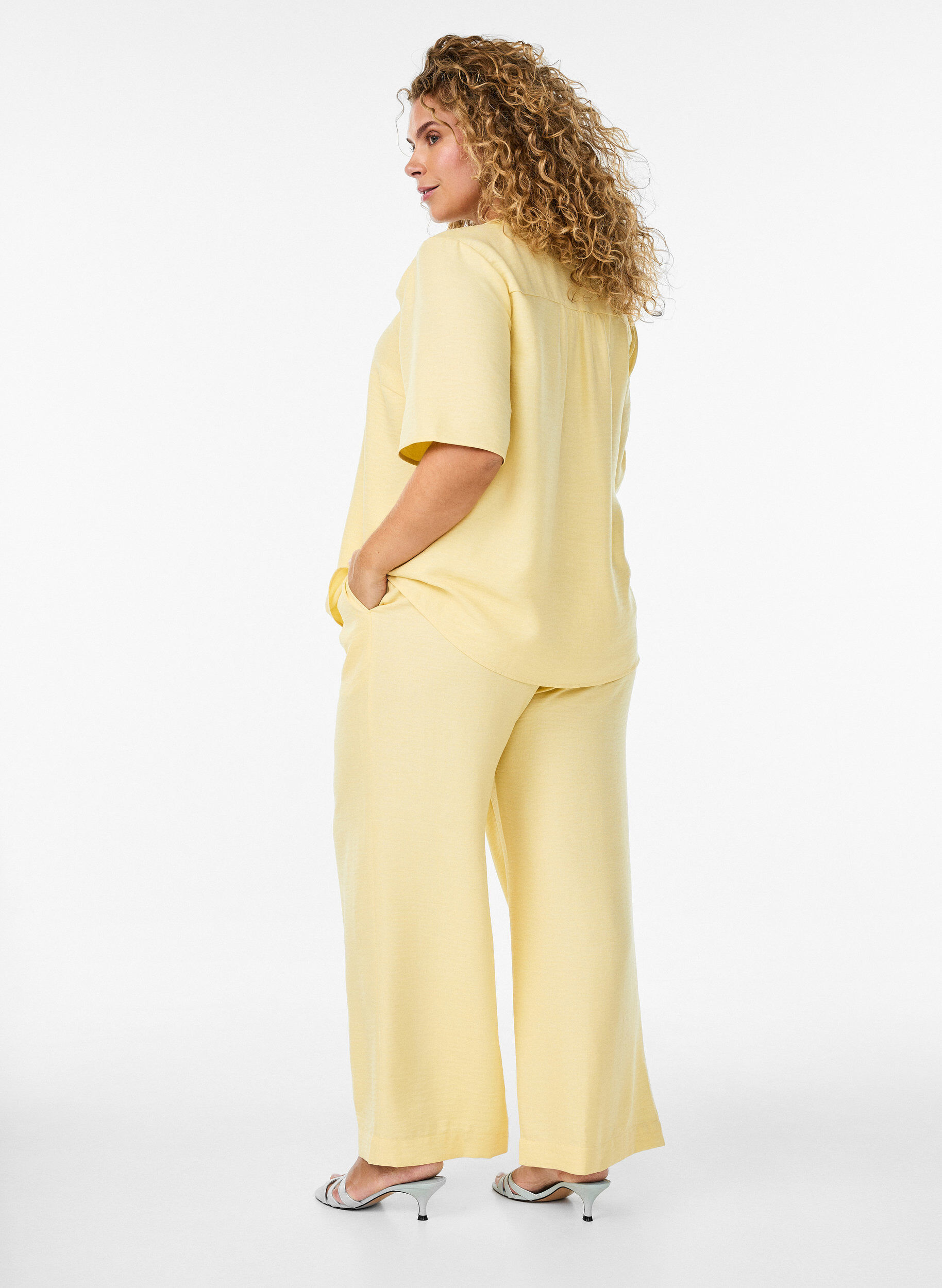 ZizziL&ouml;sa byxor med res&aring;r i midjan och fickor, Gul, Model image number 1