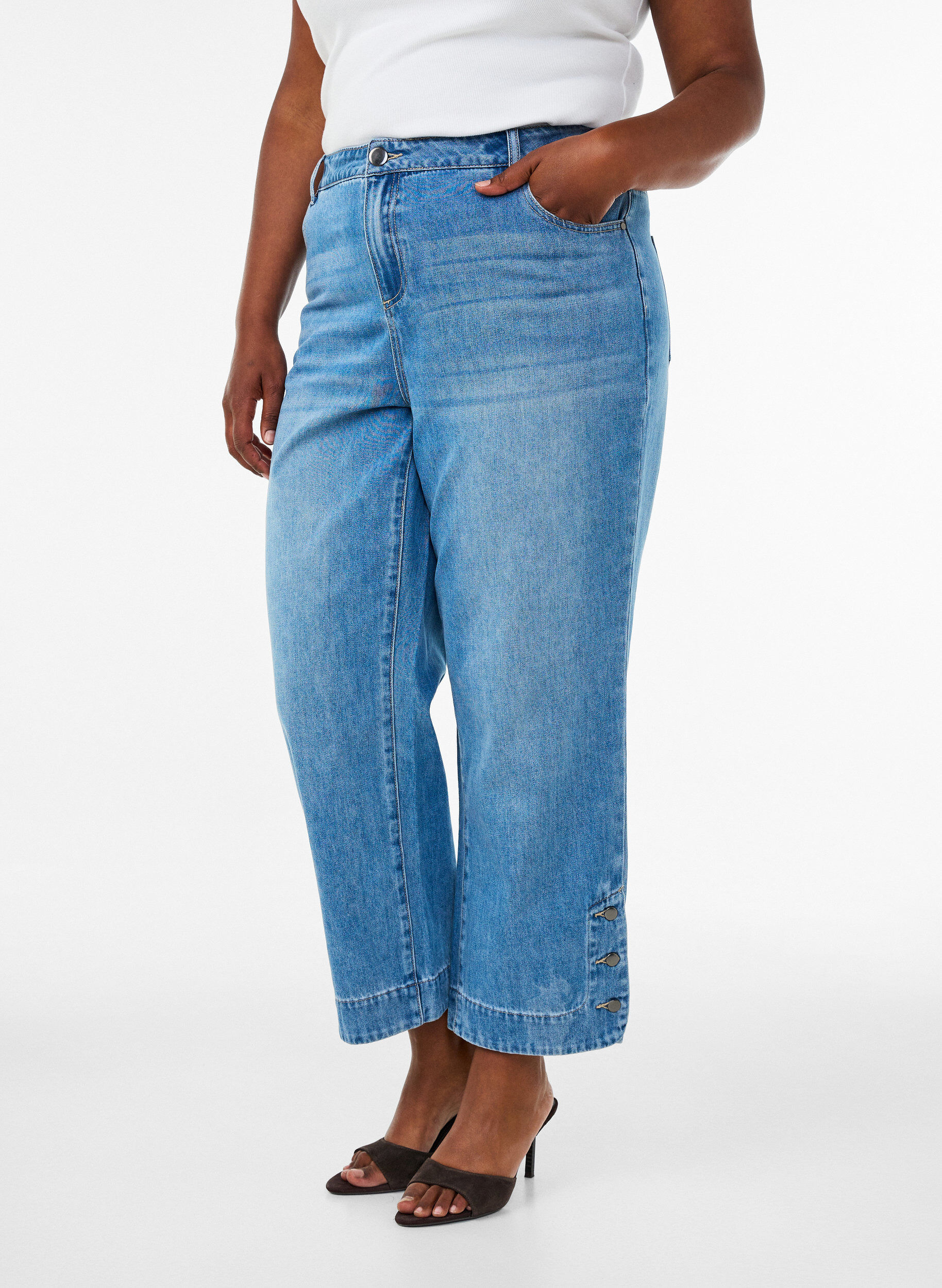ZizziCroppade Kiana-jeans med rak passform och knappdetaljer, Bl&aring;, Model image number 2