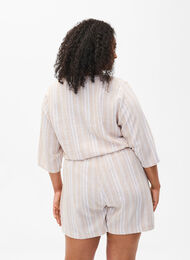 Randiga shorts i linne- och viskosblandning, Beige White Stripe, Model