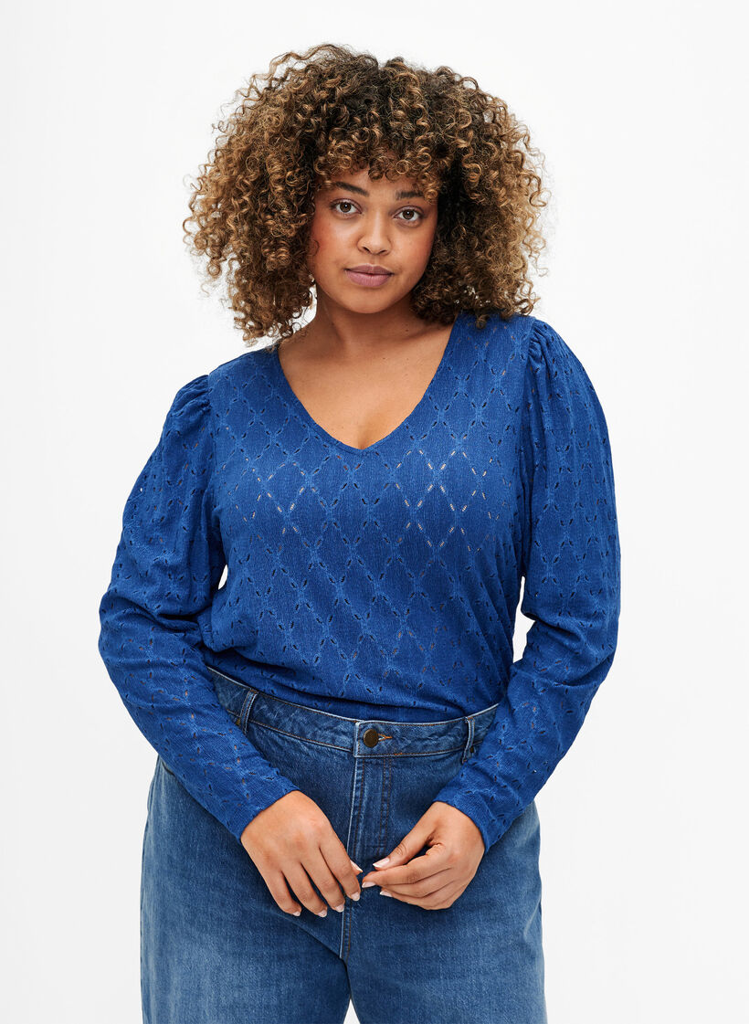 Blus med V-ringning och hålmönster, Limoges, Model image number 0