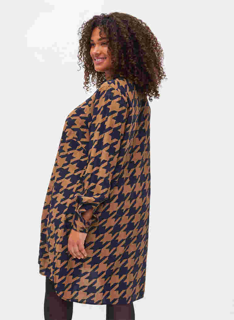 Lång, mönstrad viskosskjorta, Brown Houndsthooth, Model