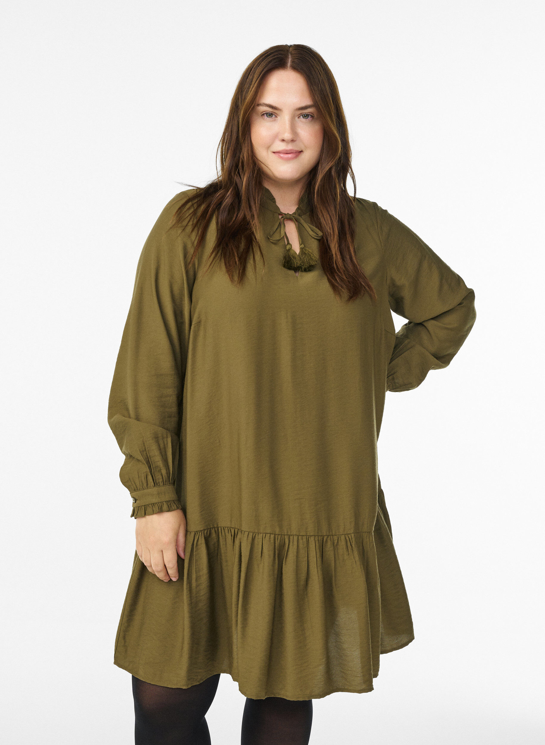 Kort a-linjeformad kl&auml;nning med volanger, Gr&ouml;n, Model