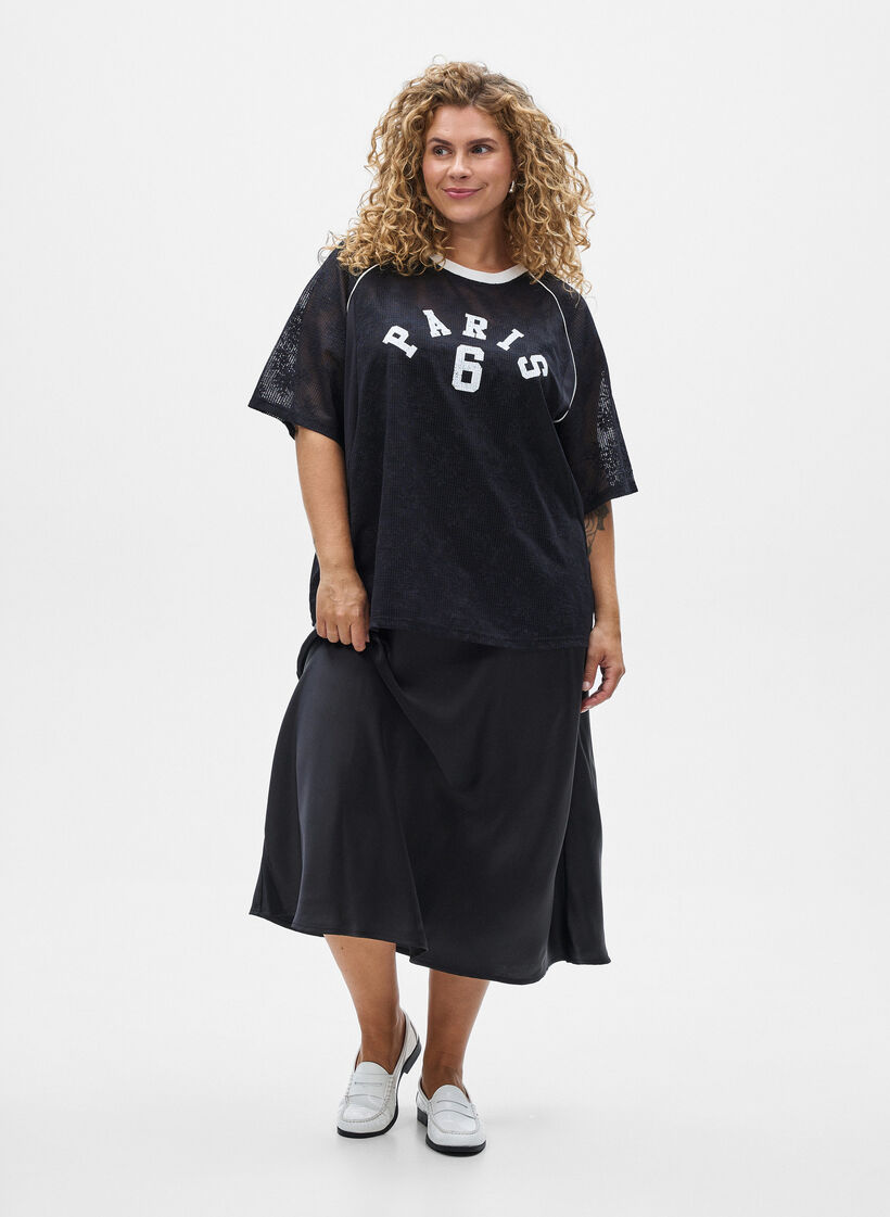 Midikjol i satin, Svart, Model image number 1