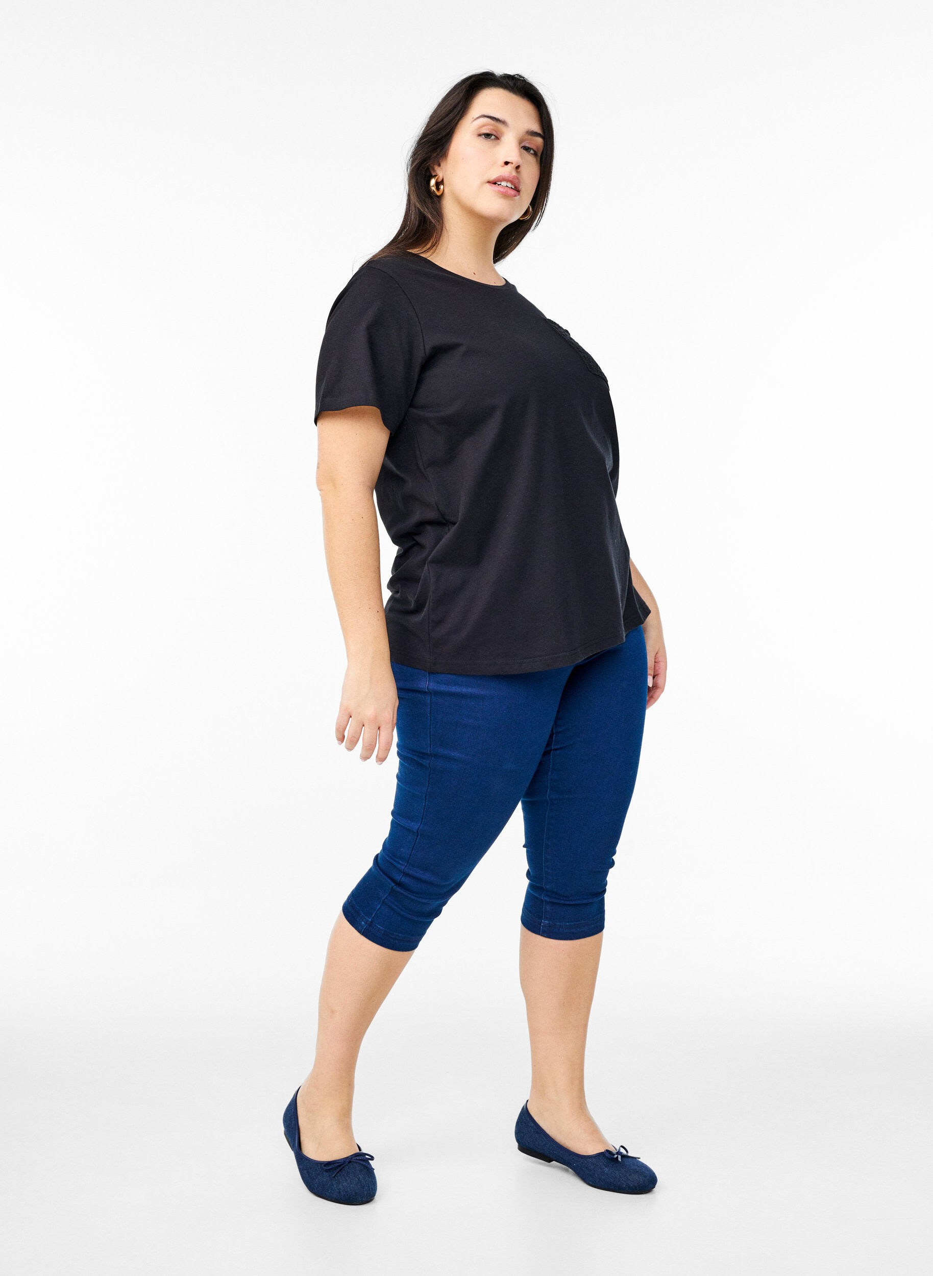 Zizzi T-shirt i ekologisk bomull med br&ouml;stficka, Svart, Model image number 1