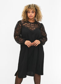 Långärmad klänning med spets, Black, Model