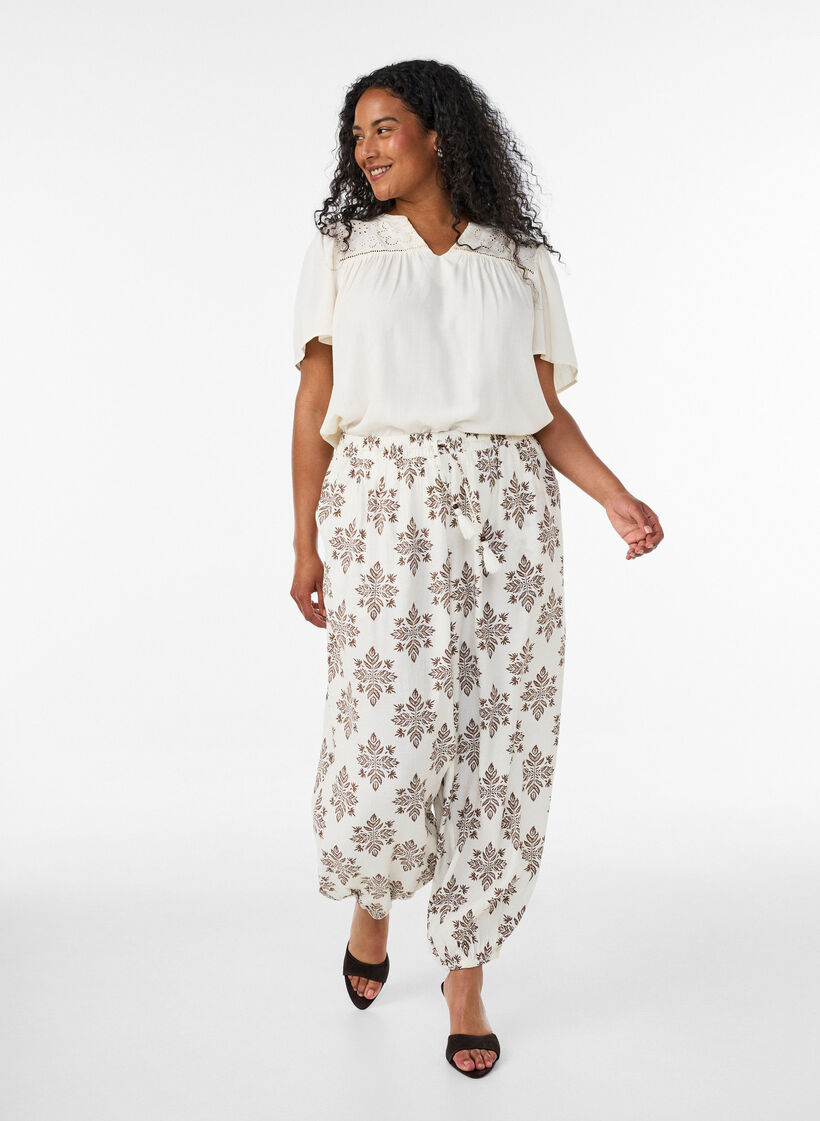 Blus i viskos med broderie anglaise, Beige, Model image number 1