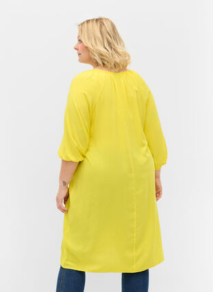 Viskosklänning med v-ringning, Blazing Yellow, Model image number 1
