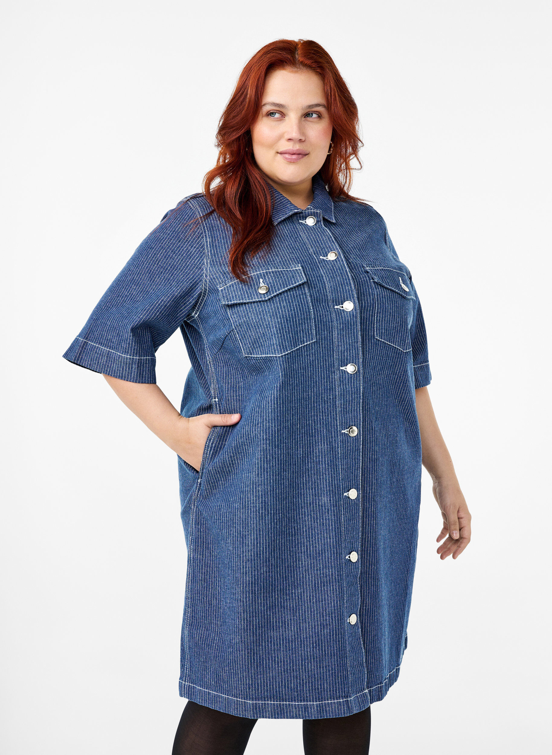 Zizzi Kritstrecksrandig denimkl&auml;nning med br&ouml;stfickor, Blue Denim Stripe, Model image number 0