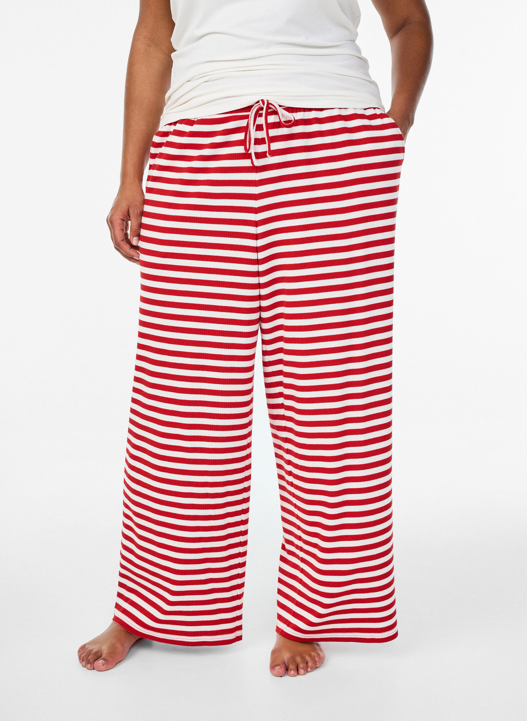 ZizziRandiga pyjamasbyxor med h&ouml;g midja och vida ben, R&ouml;d, Model image number 2