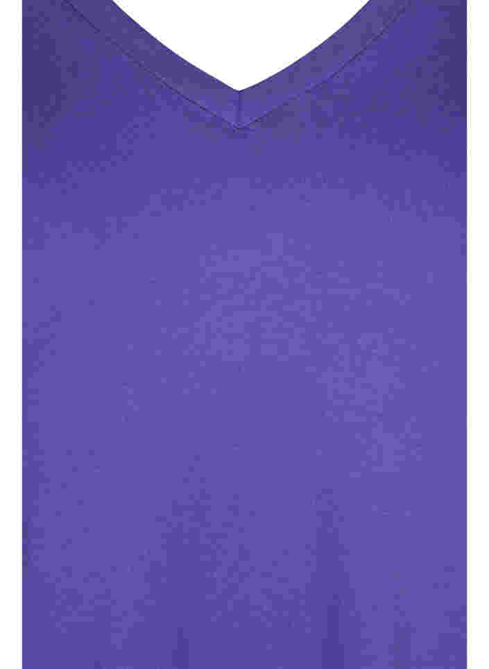 T-shirt i ekologisk bomull med v-ringning, Ultra Violet, Packshot image number 2