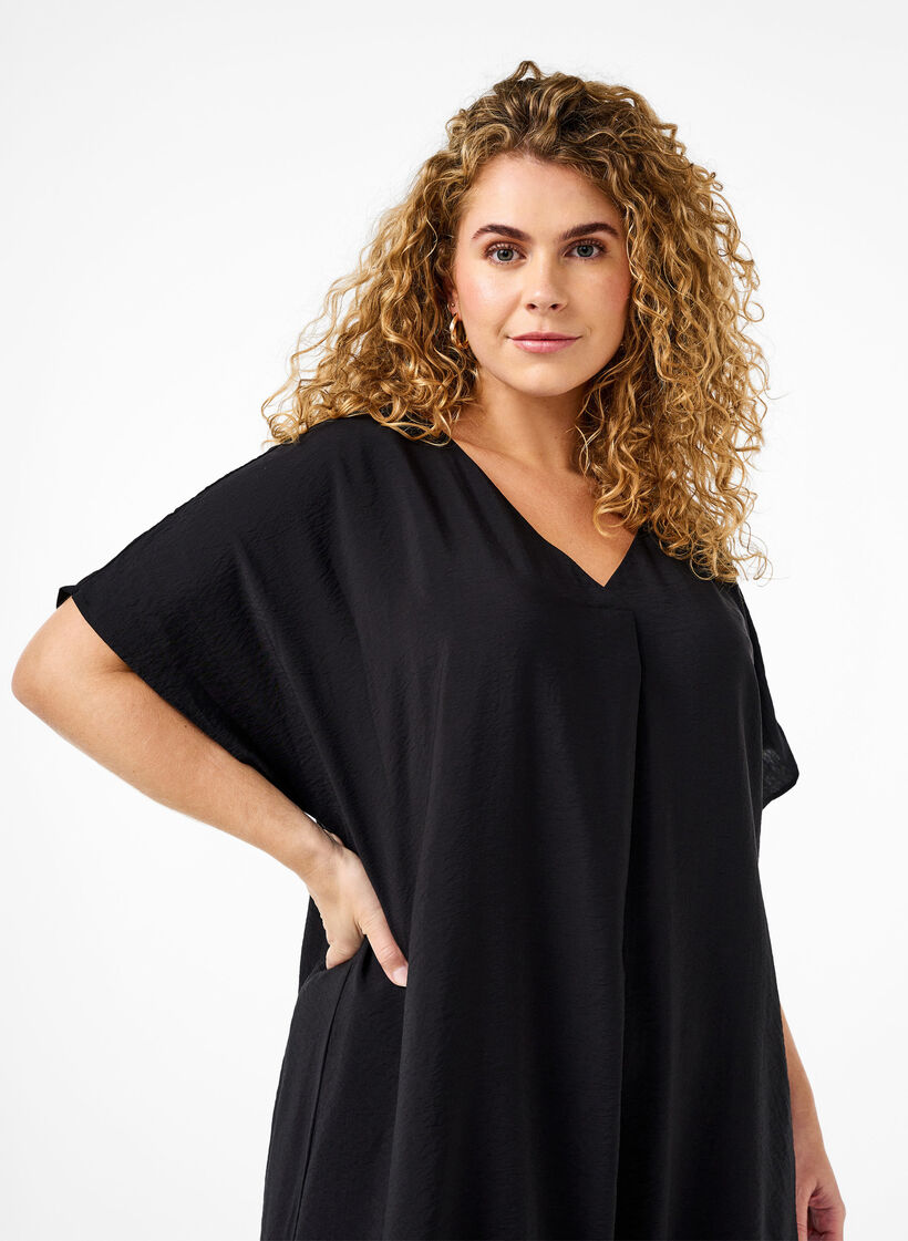 Kl&auml;nning med v-ringning i viskos, Svart, Model image number 2