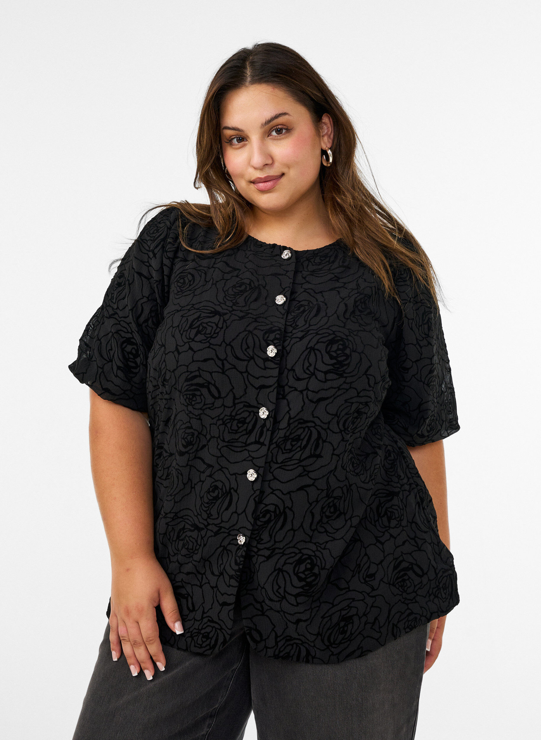 ZizziBlus med blommigt m&ouml;nster och ballong&auml;rmar, Svart, Model image number 0