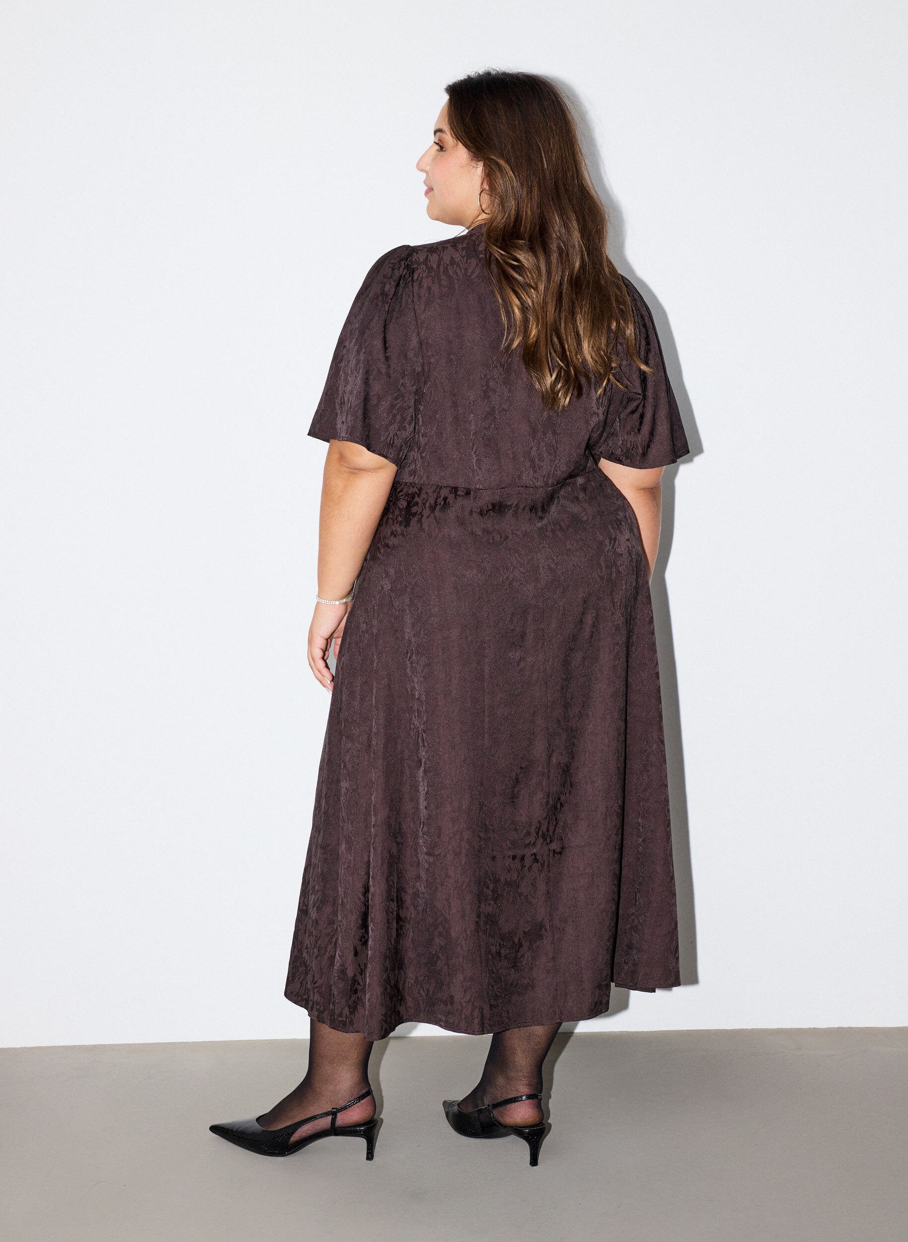 ZizziMidikl&auml;nning i jacquard med paisleym&ouml;nster och ving&auml;rmar, Brun, Model image number 1