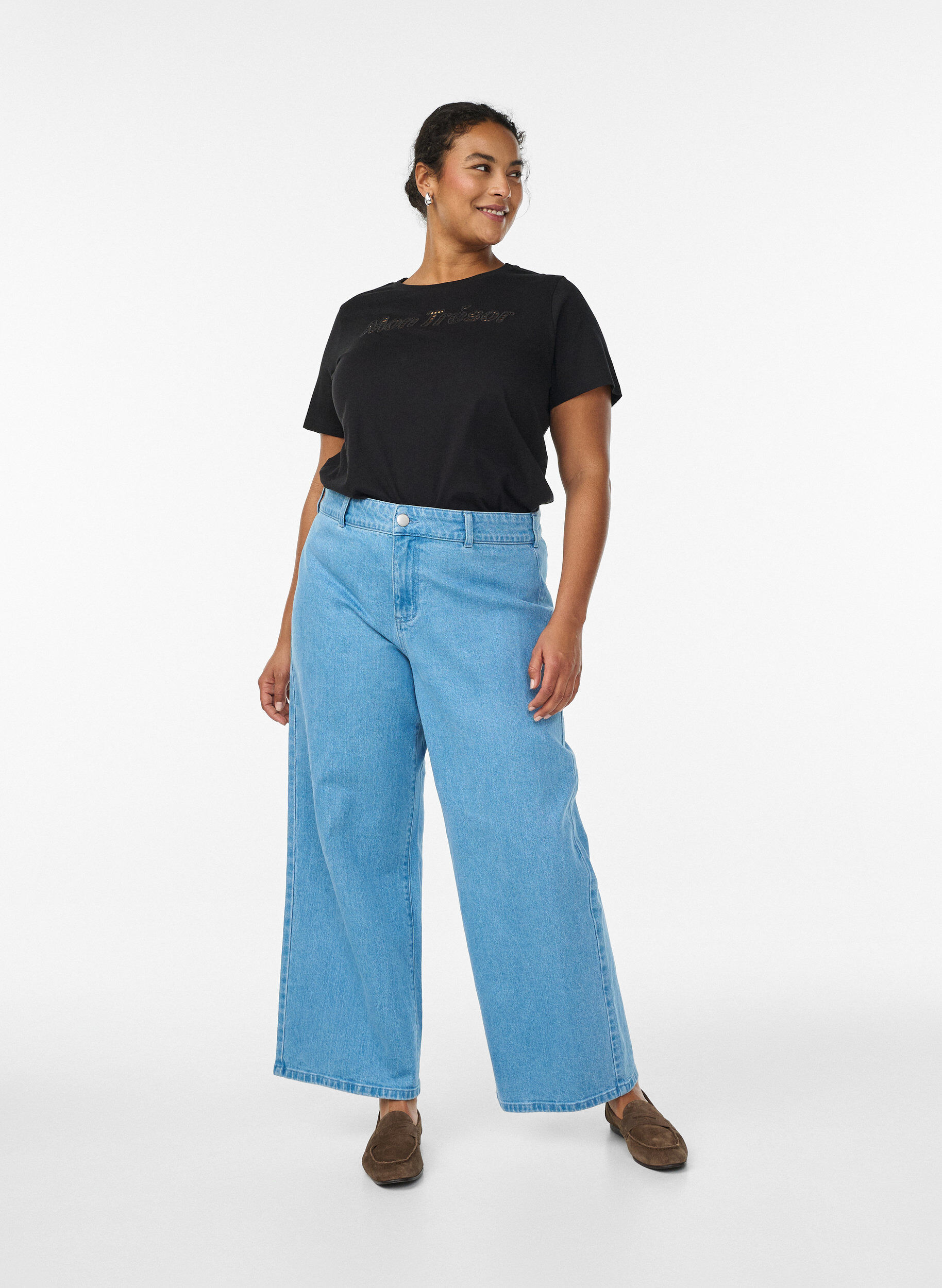 Zizzi T-shirt i bomull med dekorativ detalj framtill, Svart, Model image number 1