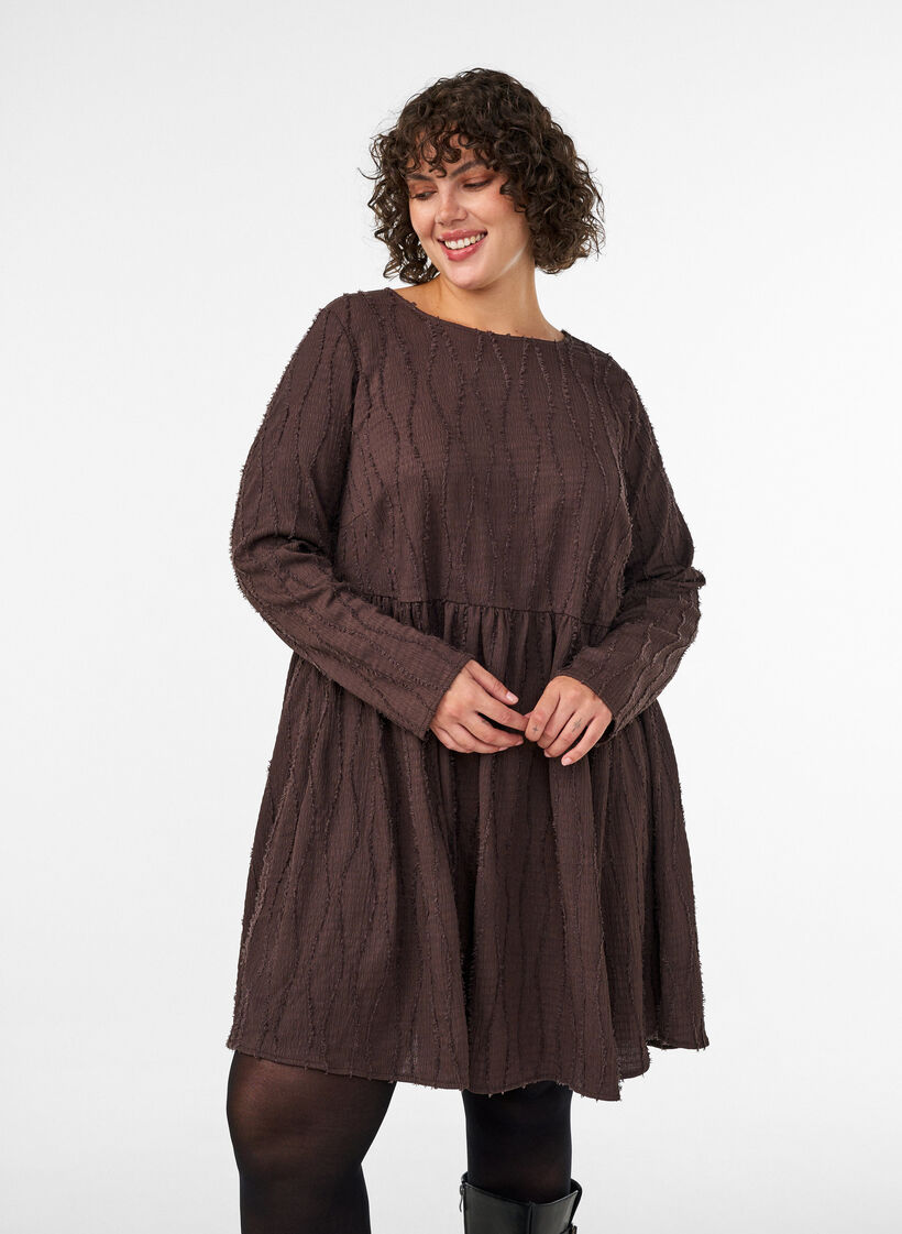 Kort kl&auml;nning i jersey med v&aring;gigt strukturm&ouml;nster, Brun, Model image number 0