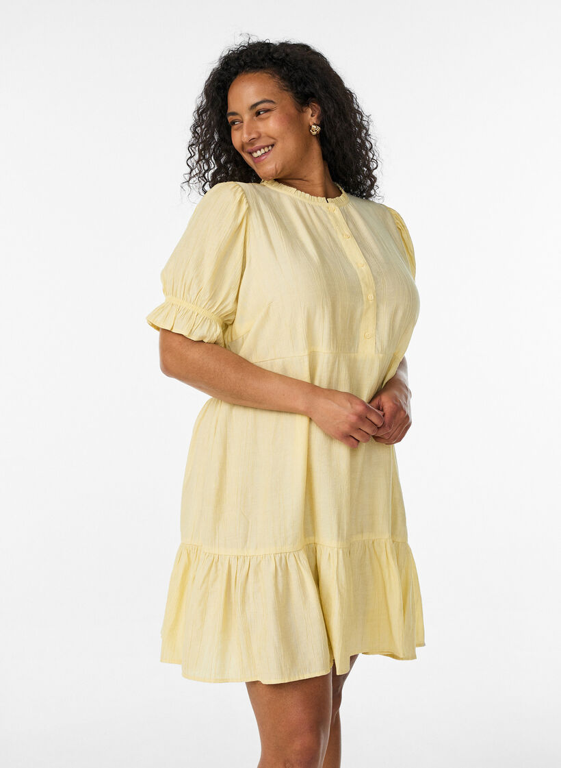 Kort kl&auml;nning i viskos med volangdetaljer, Gul, Model image number 0