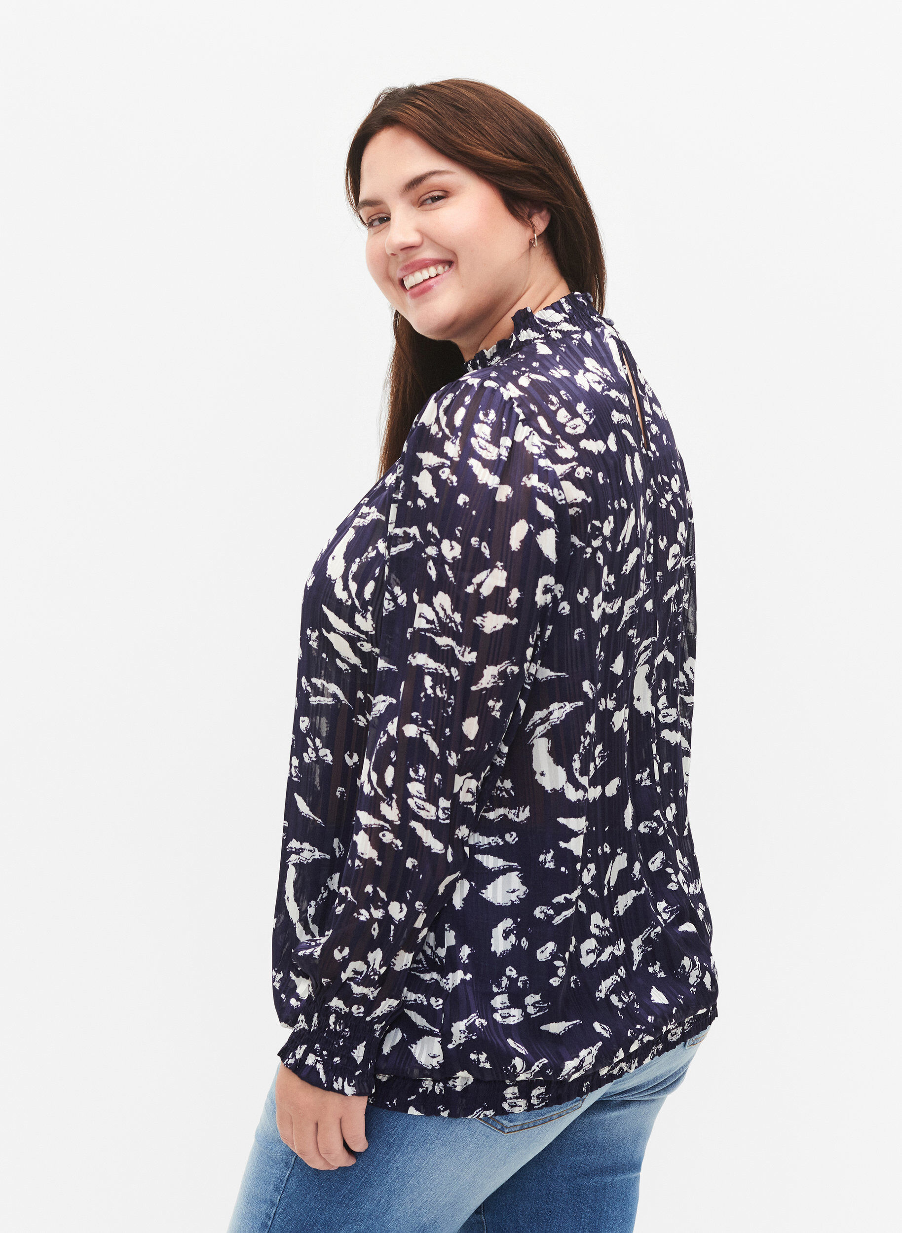 Zizzi M&ouml;nstrad blus med smock, Blue Leaf AOP, Model image number 1