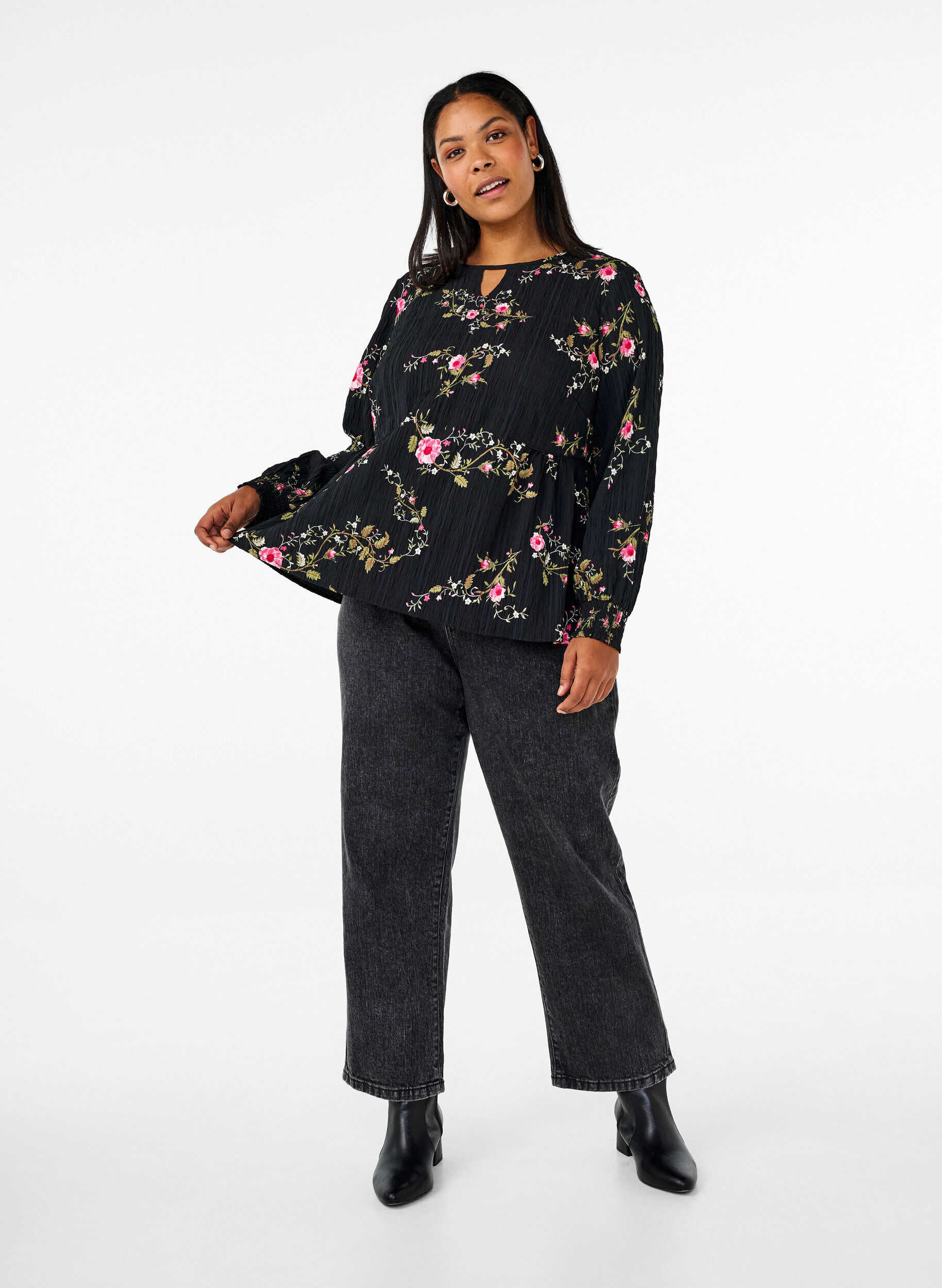 ZizziL&aring;ng&auml;rmad blus med blomm&ouml;nster, Svart, Model image number 1