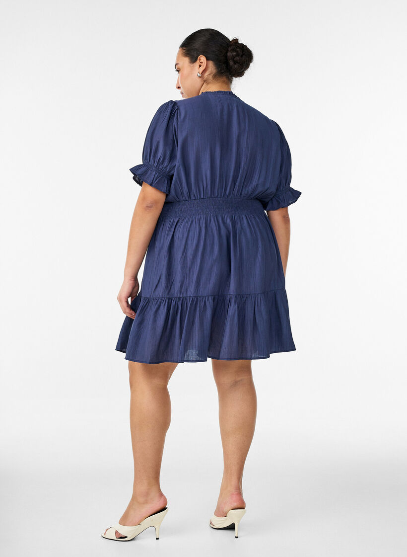 Kort kl&auml;nning i viskos med volangdetaljer, Bl&aring;, Model image number 2