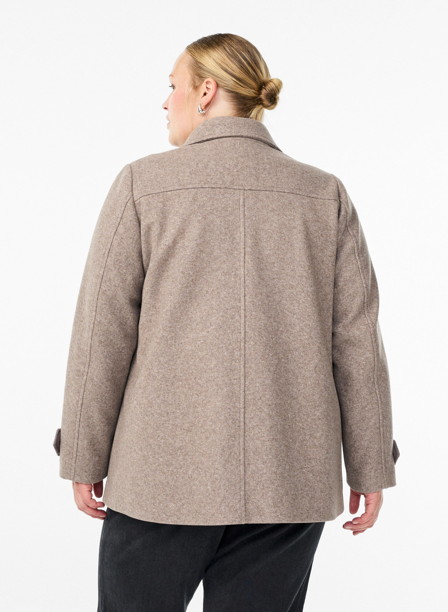 Zizzi Kort kappa med dubbelkn&auml;ppt kn&auml;ppning, Beige, Model image number 2